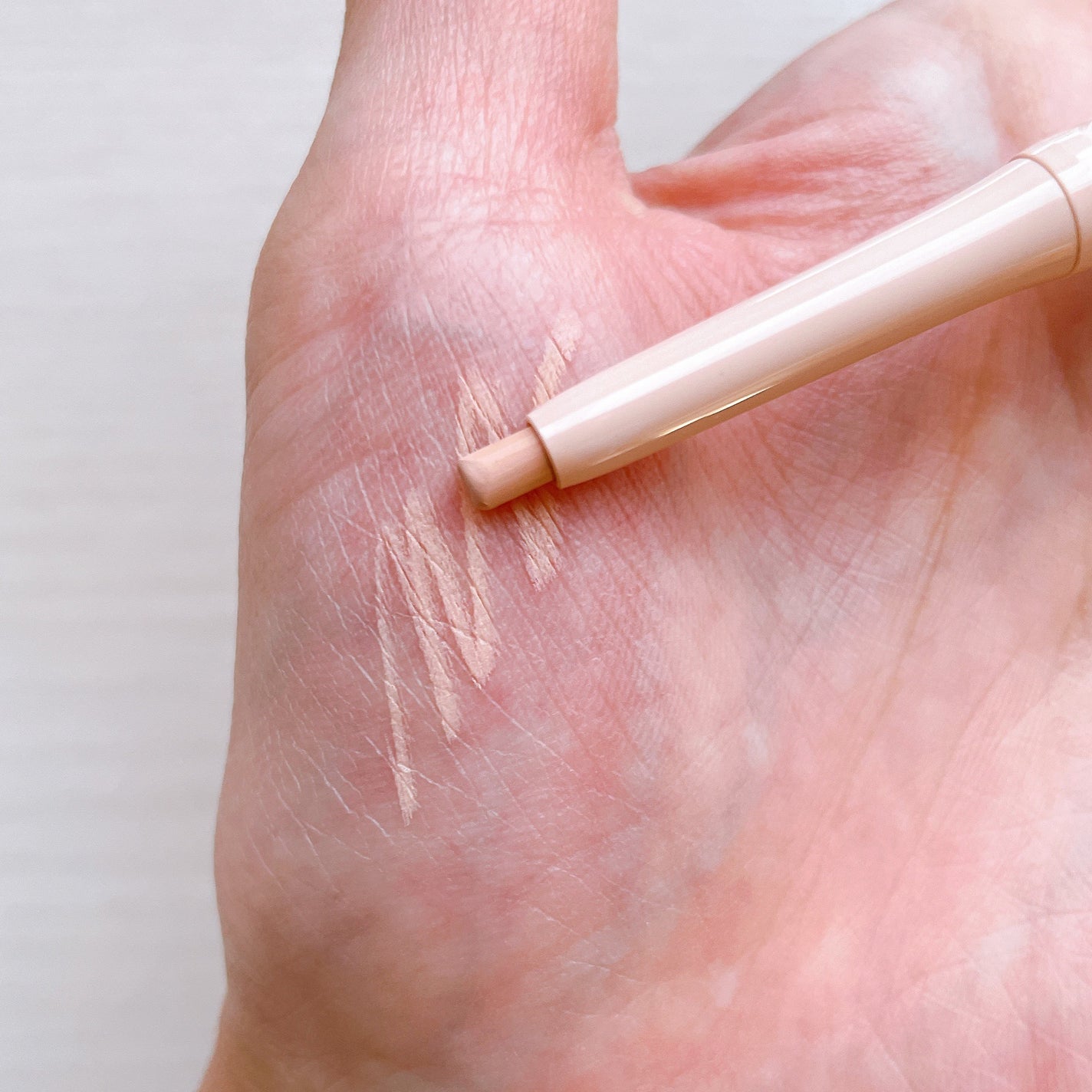 描くアイゾーンコンシーラー/CEZANNE/ペンシルコンシーラーを使ったクチコミ(4枚目)