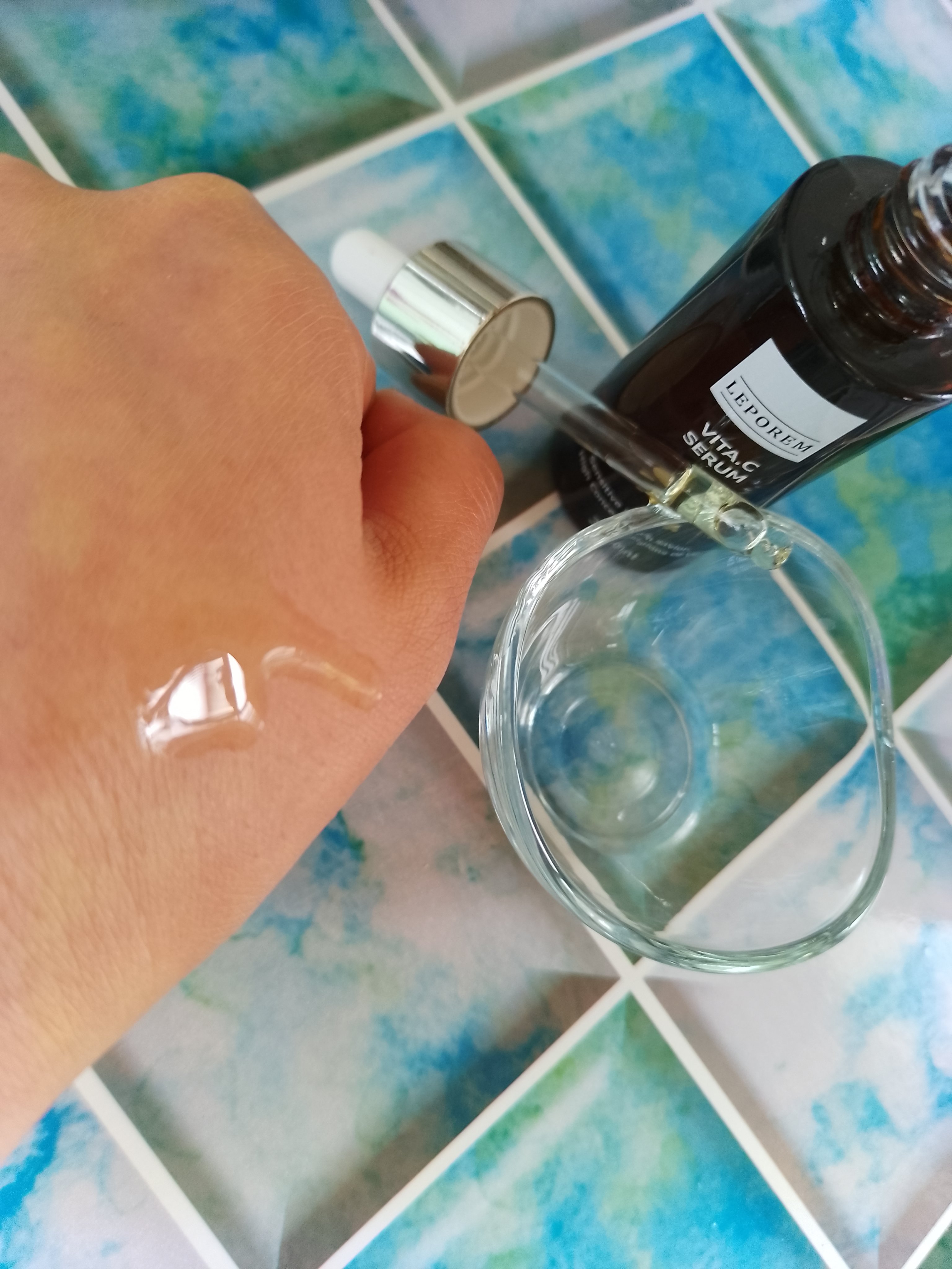 LEPOREM 毛穴美容液 VITA.C.SERUMのクチコミ「薄い黄色のビタミンC美容液💛
ベタつかずサラサラしたテクスチャーで、肌なじみがとても良く感じま.....」（3枚目）