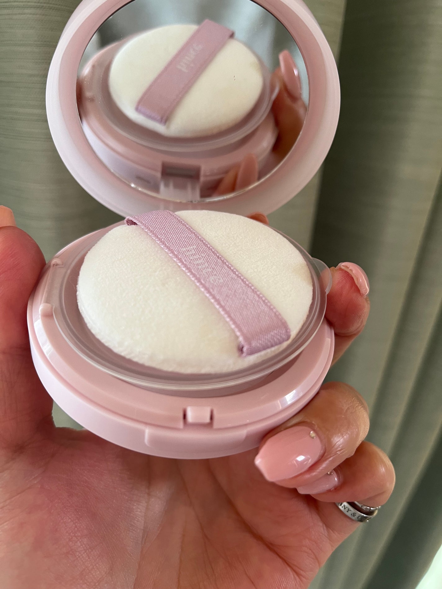 セカンドスキンエアリーパウダー/hince/プレストパウダーを使ったクチコミ(3枚目)