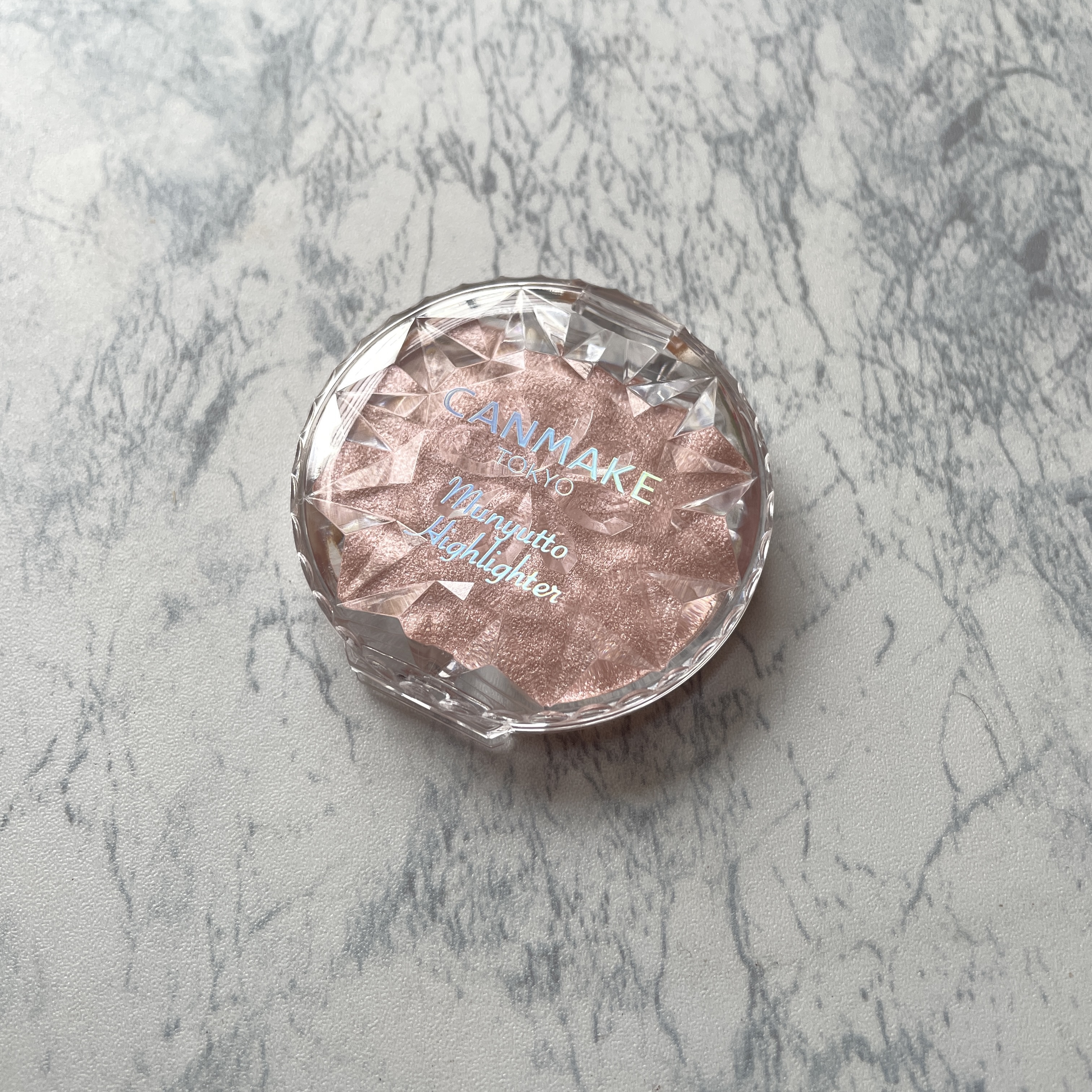 キャンメイクむにゅっとハイライター02ローズクォーツ。

口コミが良いので、買ってみました。

ピンク色の艶ができる、きれいなハイライトでした。

ただ、自分の使用用途として、そんなにこのカラーを使うわけではなかったので💦今のところそんな