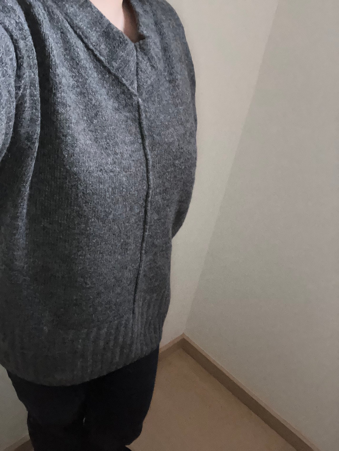 ゆり on LIPS 「【Lumier】もちもちリンキングVネックニット/チャコール開..」(1枚目)