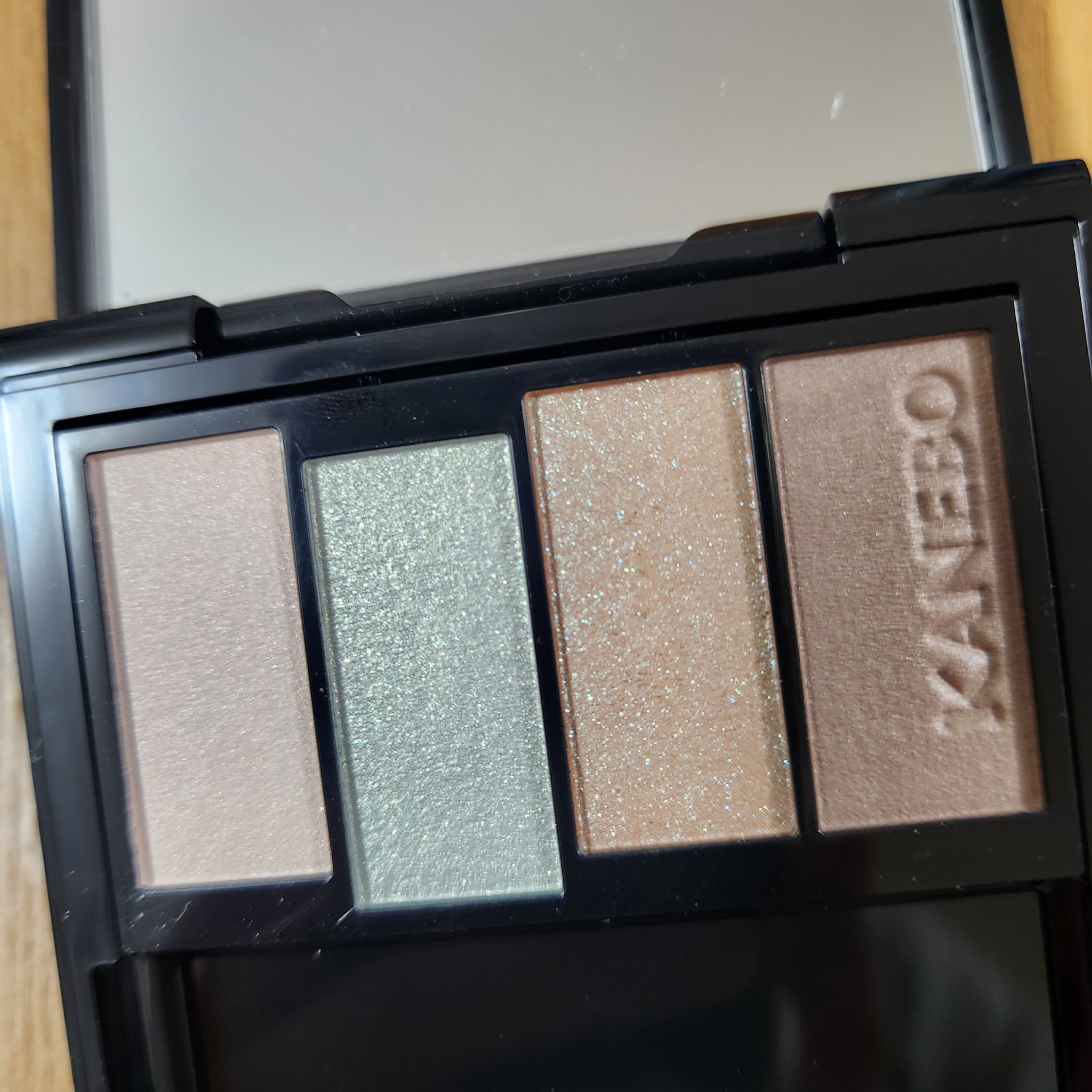 カラードシャドウ 05 Sophisticated Forest/KANEBO/アイシャドウパレットを使ったクチコミ（2枚目）