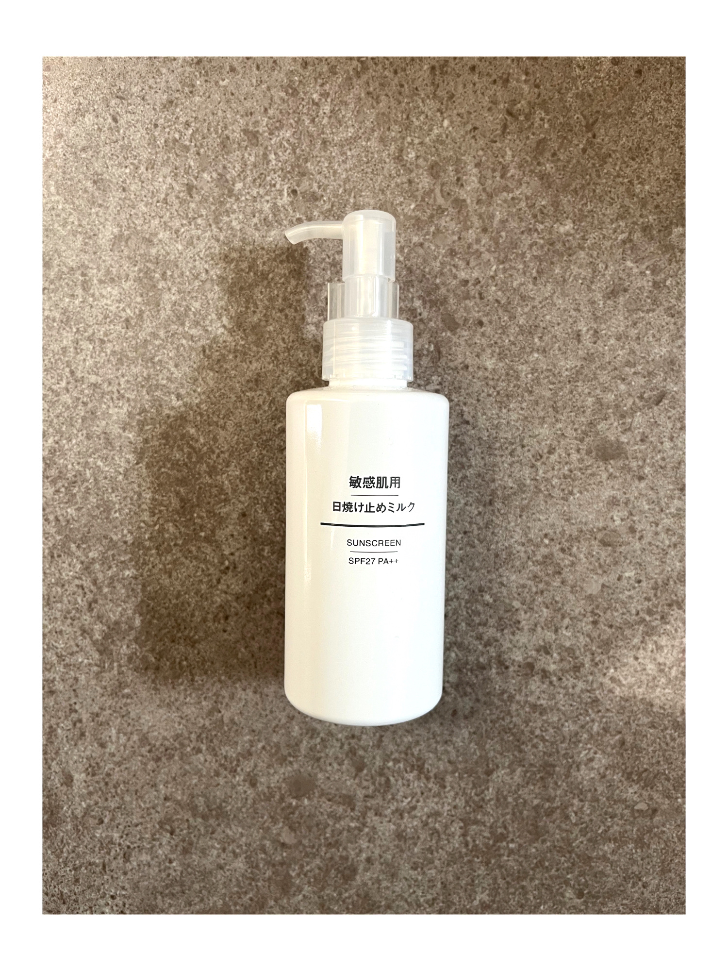 無印良品
敏感肌用 日焼け止めミルク
SPF27・PA++
────────────

子どもにも使えるといいなと思い、
購入しました

伸びがよく、塗りやすいです

つけたすぐはしっとりしていますが、
すぐにさらさらになり、嫌な感じが
し