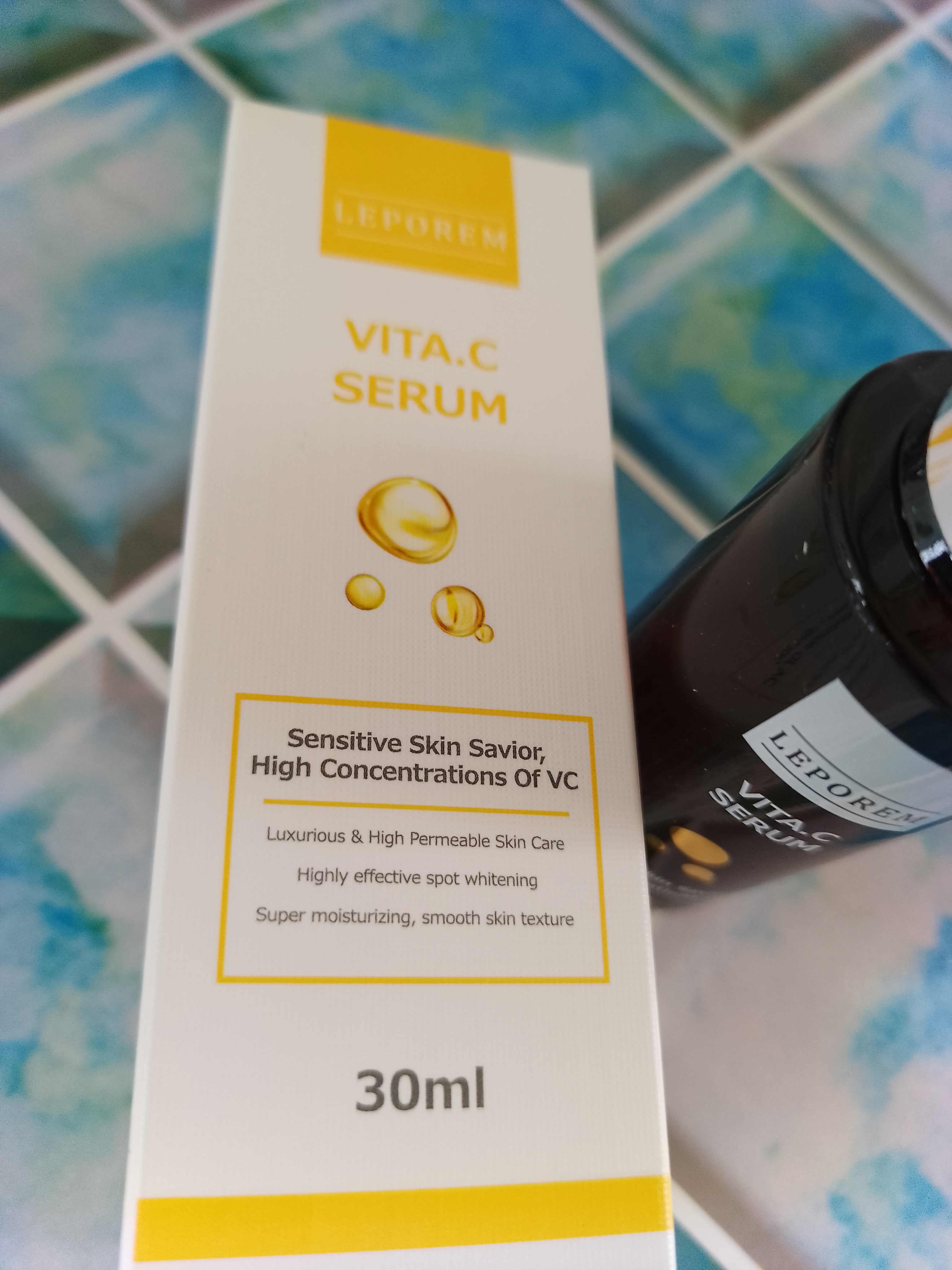 LEPOREM 毛穴美容液 VITA.C.SERUMのクチコミ「薄い黄色のビタミンC美容液💛
ベタつかずサラサラしたテクスチャーで、肌なじみがとても良く感じま.....」（1枚目）