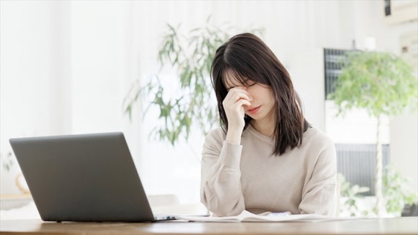パソコン作業で目が疲れている女性