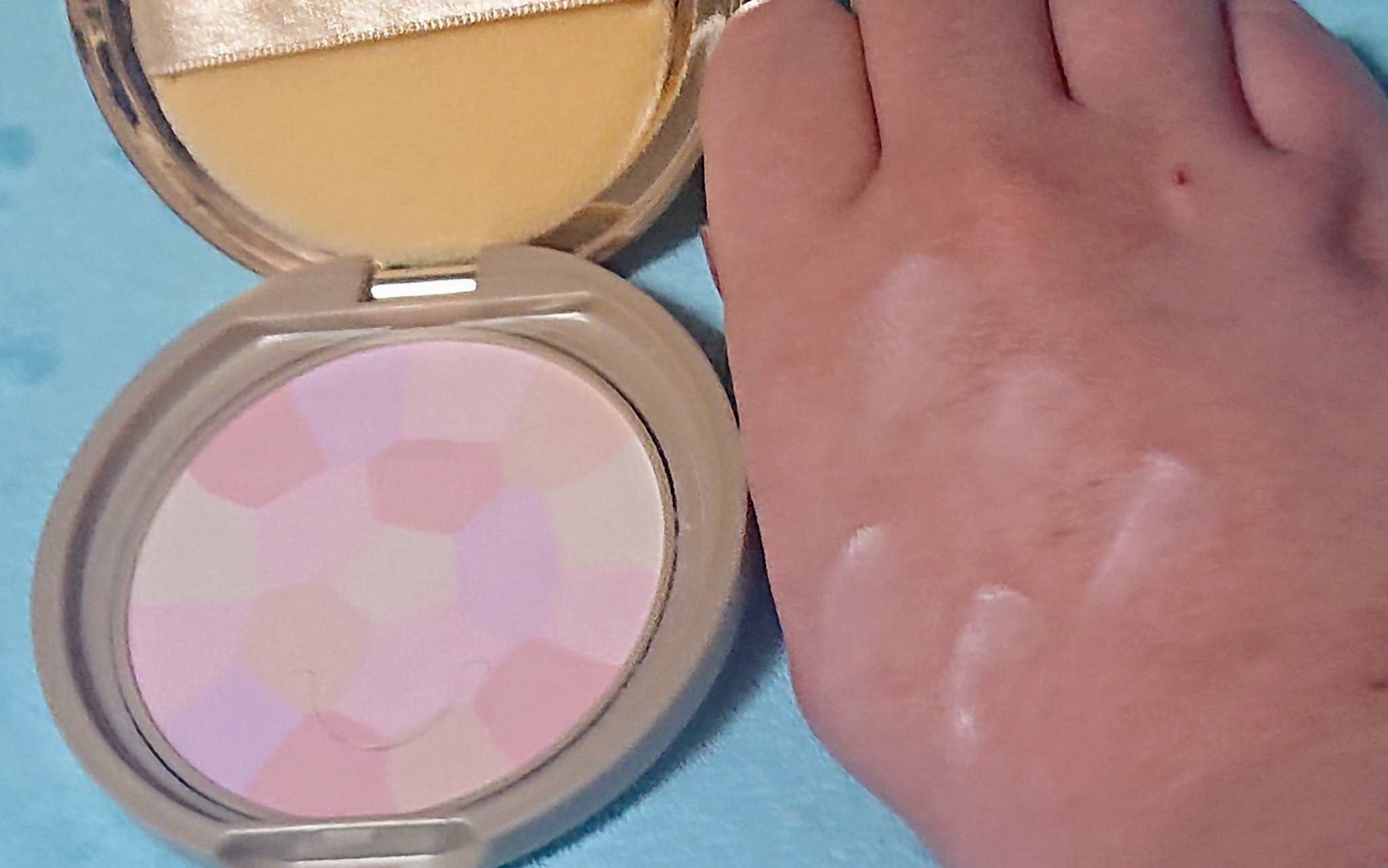 すっぴんパウダー  パステルローズの香り/クラブ/プレストパウダーを使ったクチコミ（3枚目）