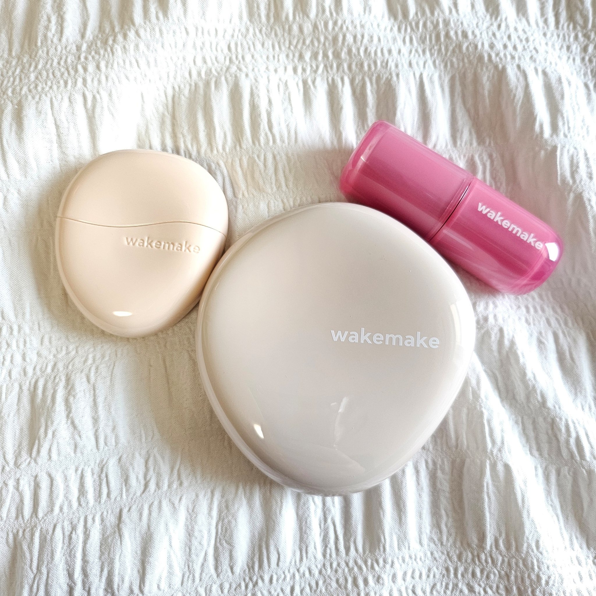 WAKEMAKE

ウォーターグロウコーティングバーム
02バニラアイボリー

バームタイプのファンデ初体験で、不思議な感覚
付いてきたブラシにファンデを取って(取りすぎ注意)
顔の中心部分から外側に向かって広げていく！
付属のパフで叩いて