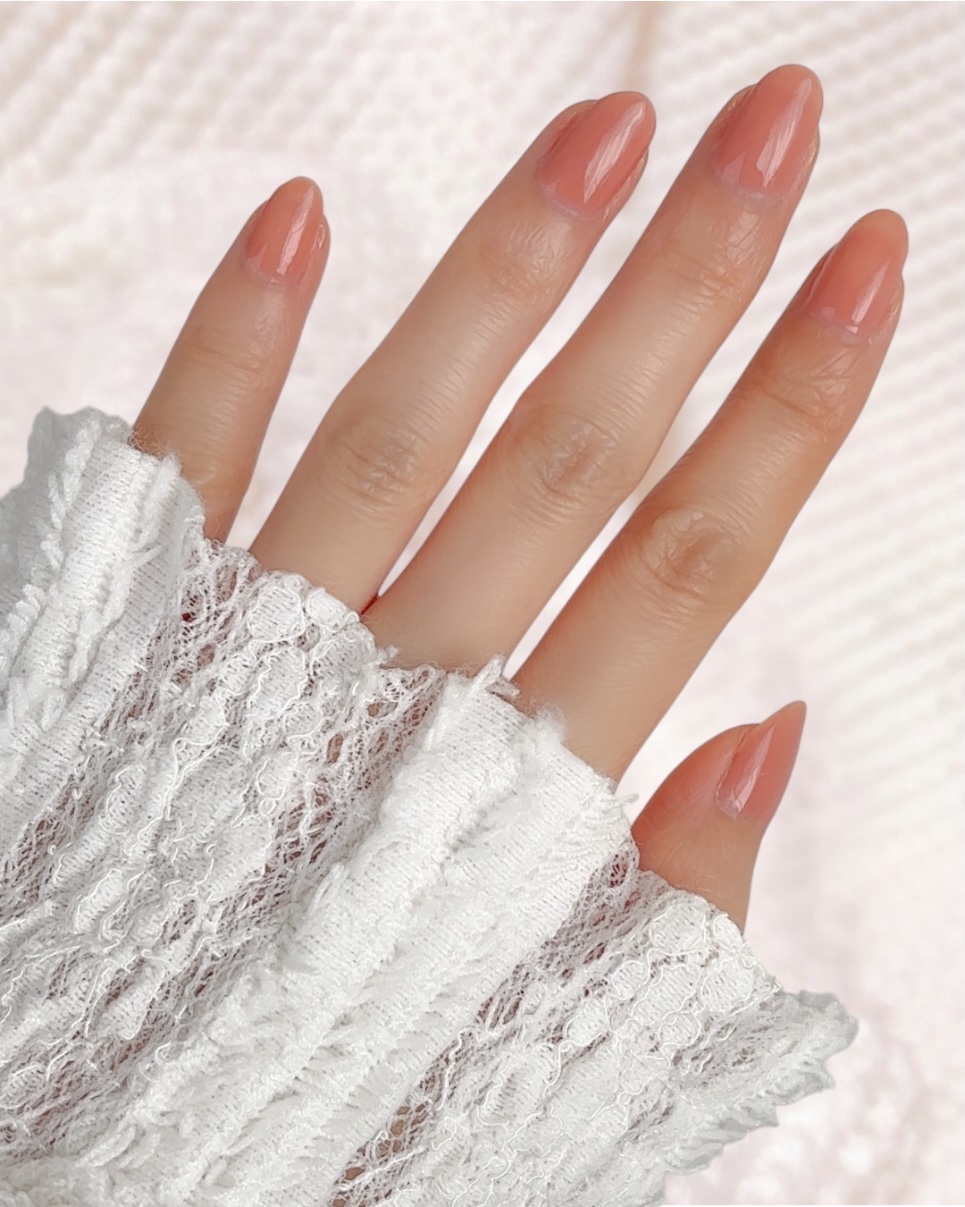 ベージュネイルのネイルデザイン】コスメデコルテ スキニフィック