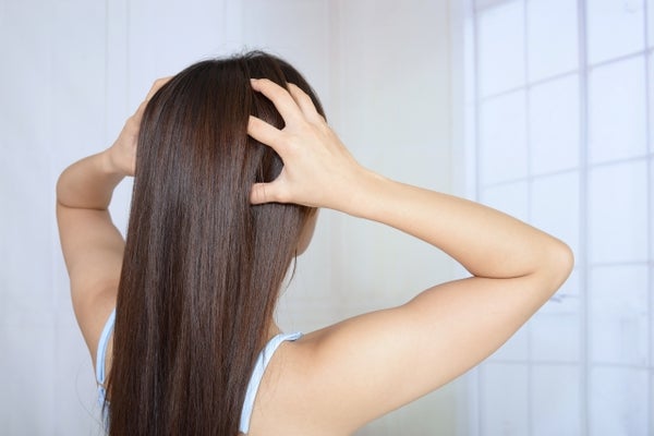 後頭部をマッサージしている女性