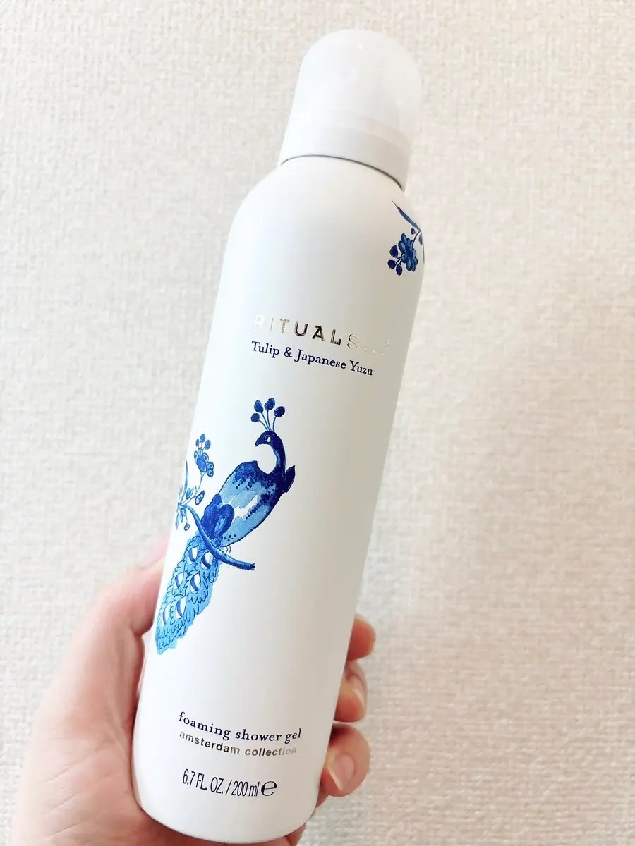 リチュアルズの中で世界一人気のシャワージェル🫧
ジェルで出てきてすぐ泡に変わるんだけど、変わり身早すぎてジェルの写真が撮れない笑
変化した泡は柔らかくて重厚できめ細かくてとっても気持ちいい…
香りはチューリップやユズの果実やカルダモンらし