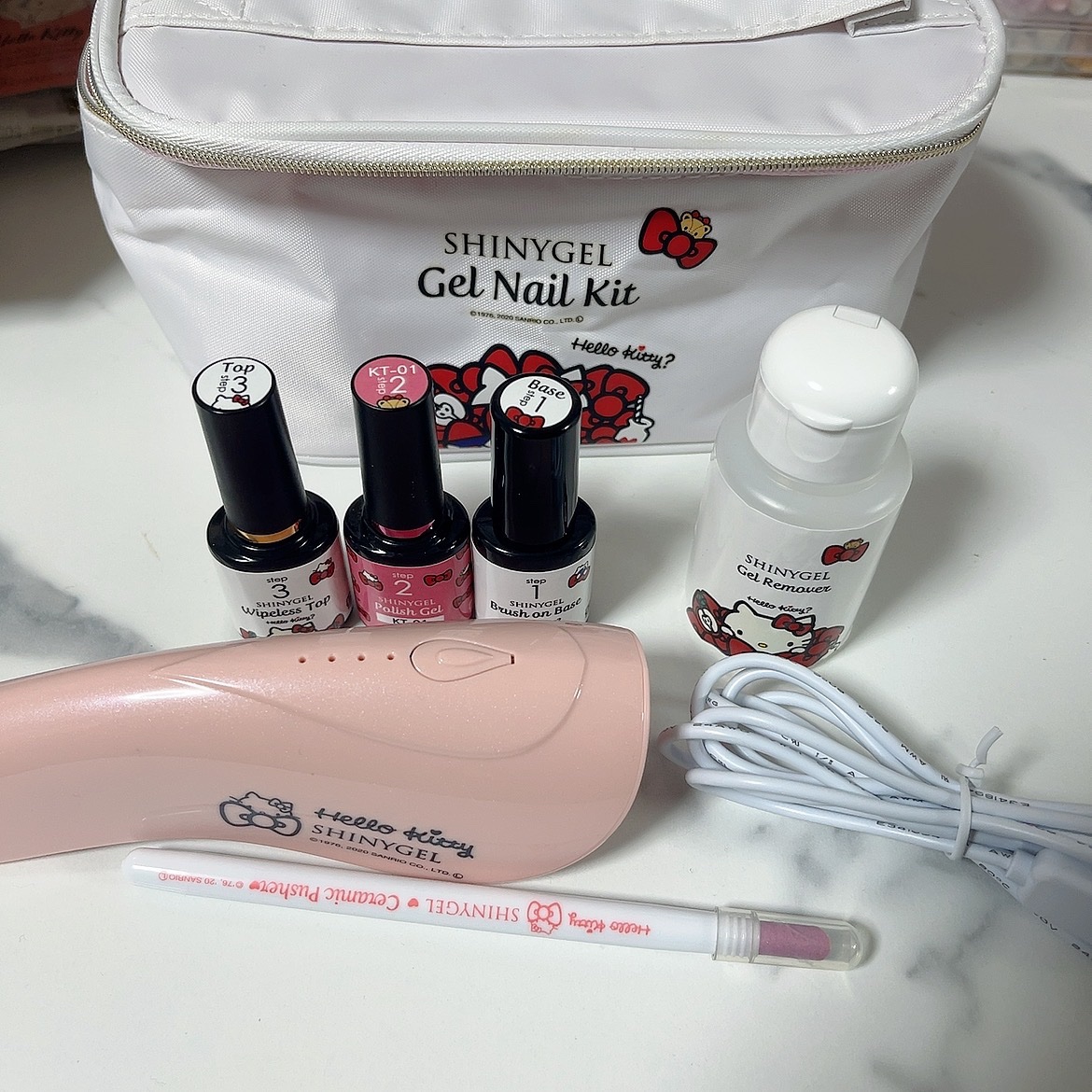 シャイニージェル キティセット

ベース、ピンクジェル、トップジェルと、リムーバーと、ライトと、甘皮ケアスティックとポーチのセットです。

キティちゃんコラボで可愛い♡！

しっかり硬化できました。

ポーチ付きで持ち運びも便利。

インタ