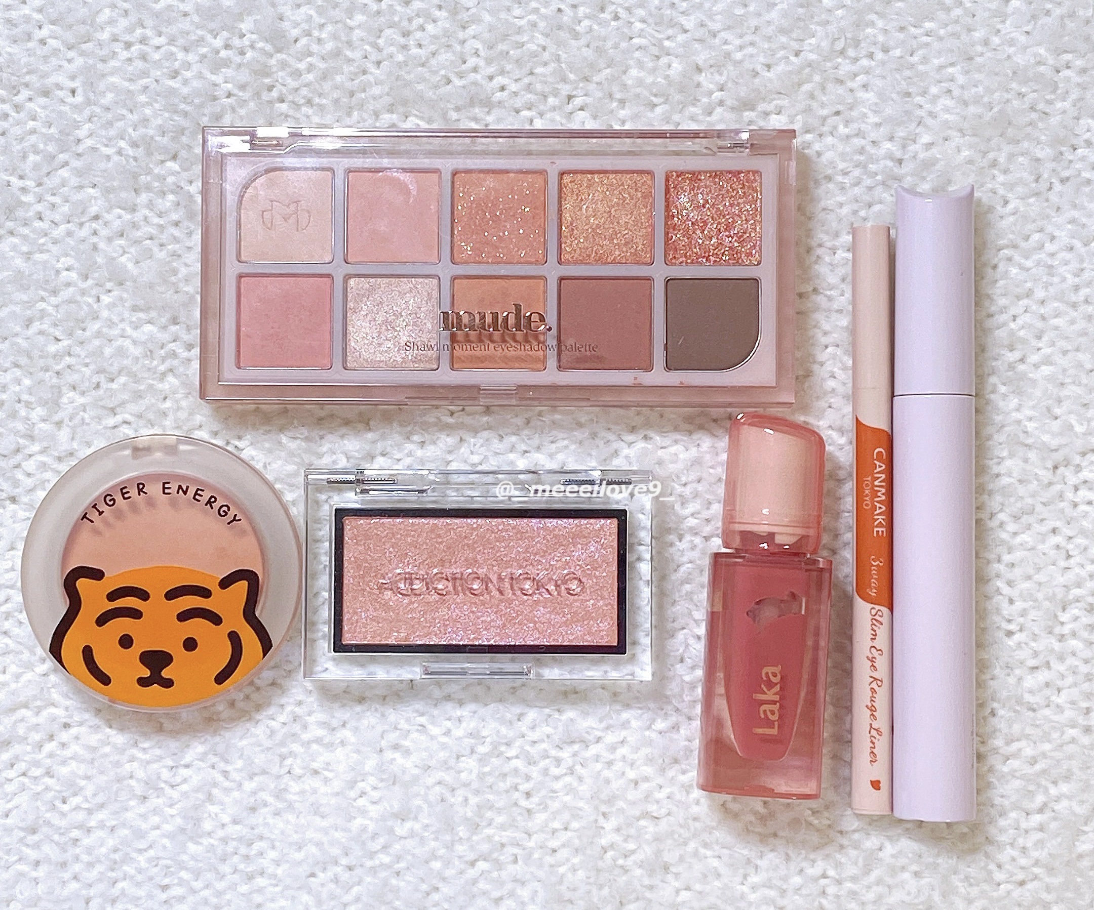 【今日のメイク】
コーラルメイクをしました🌼

♡ mude ショールモーメントアイシャドウパレット
03 ピーチメモリー　◯イエベ春◯
上段　真ん中のラメ入りオレンジ🍊を塗る

♡ キャンメイク　3wayスリムアイルージュライナー
0