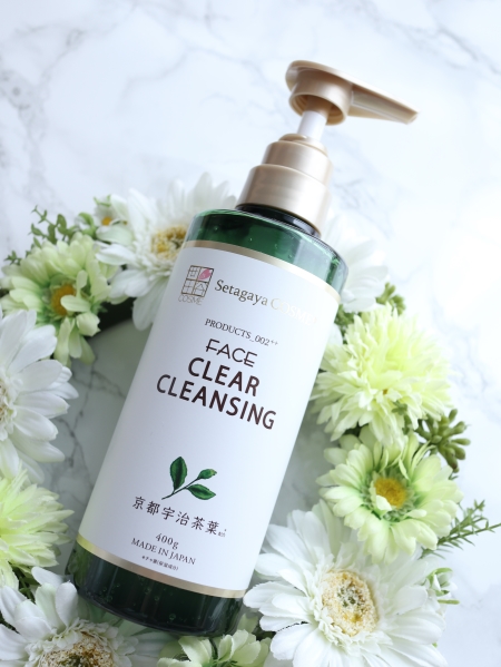 透明でゆるめなジェルで少し垂れやすい。
抹茶色ではないです。
塗れた手OKで浴室で使用してます。
大容量で気兼ねなくたっぷり使える。

みずみずしく、ひんやり気持ちいい使い心地。
摩擦レスで、肌にも優しく、思ったよりメイク落ちいいけど、濃す