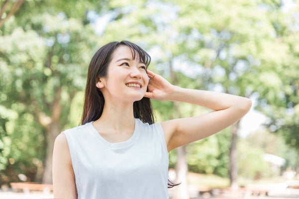 自然の中にいるロングヘアの女性