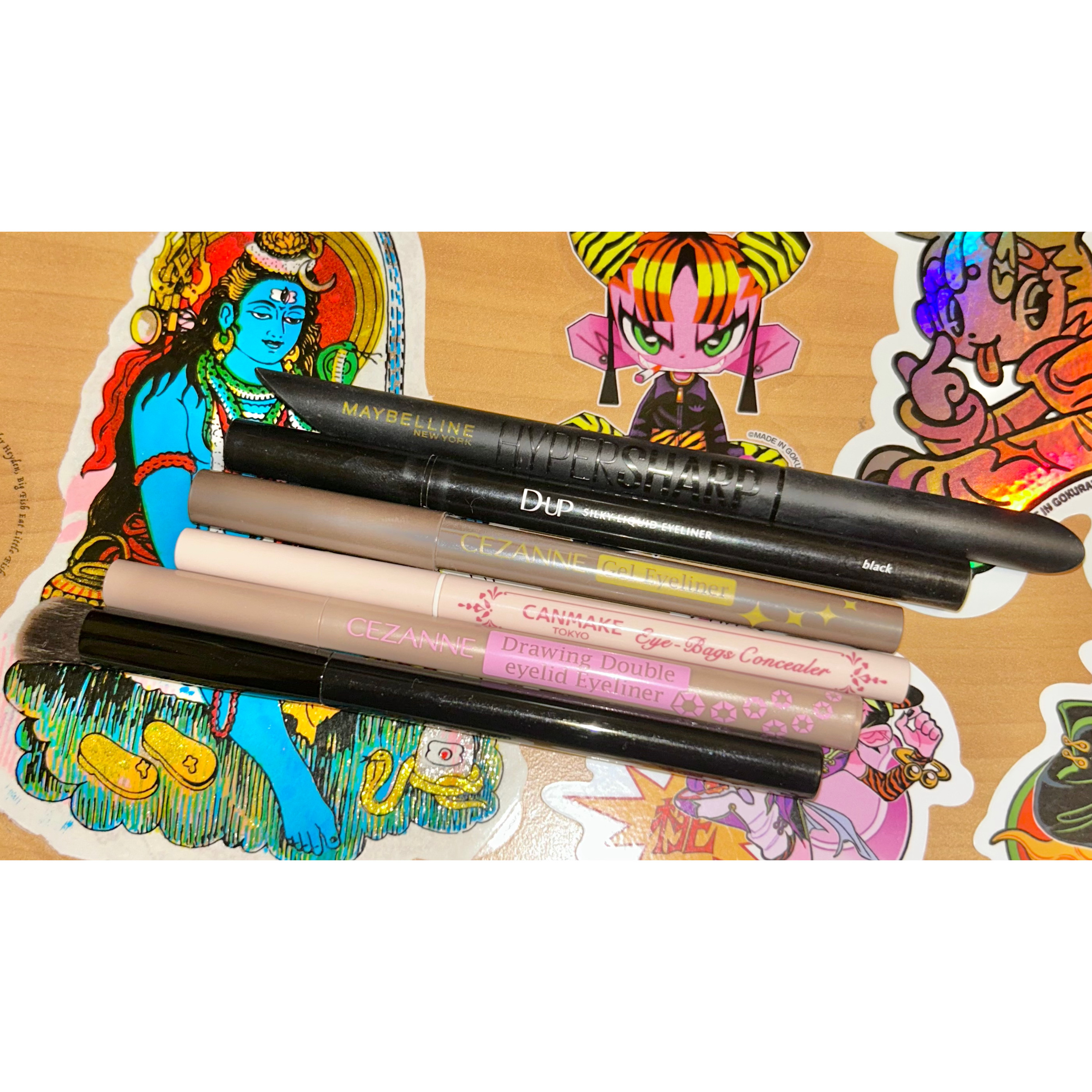 #目もとの印象チェンジ術 

アイラインの太さを変えることが多い！
仕事の日は細くかけるやつ
▶︎D-UP シルキーリキッドアイライナーWP BK 漆黒ブラック

休みの日は太くかけるやつ
▶︎MAYBELLINE NEW YORK ウルト