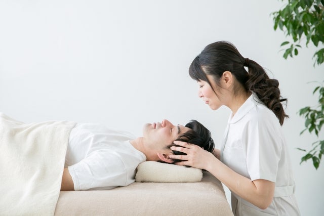 ヘッドマッサージを受ける男性