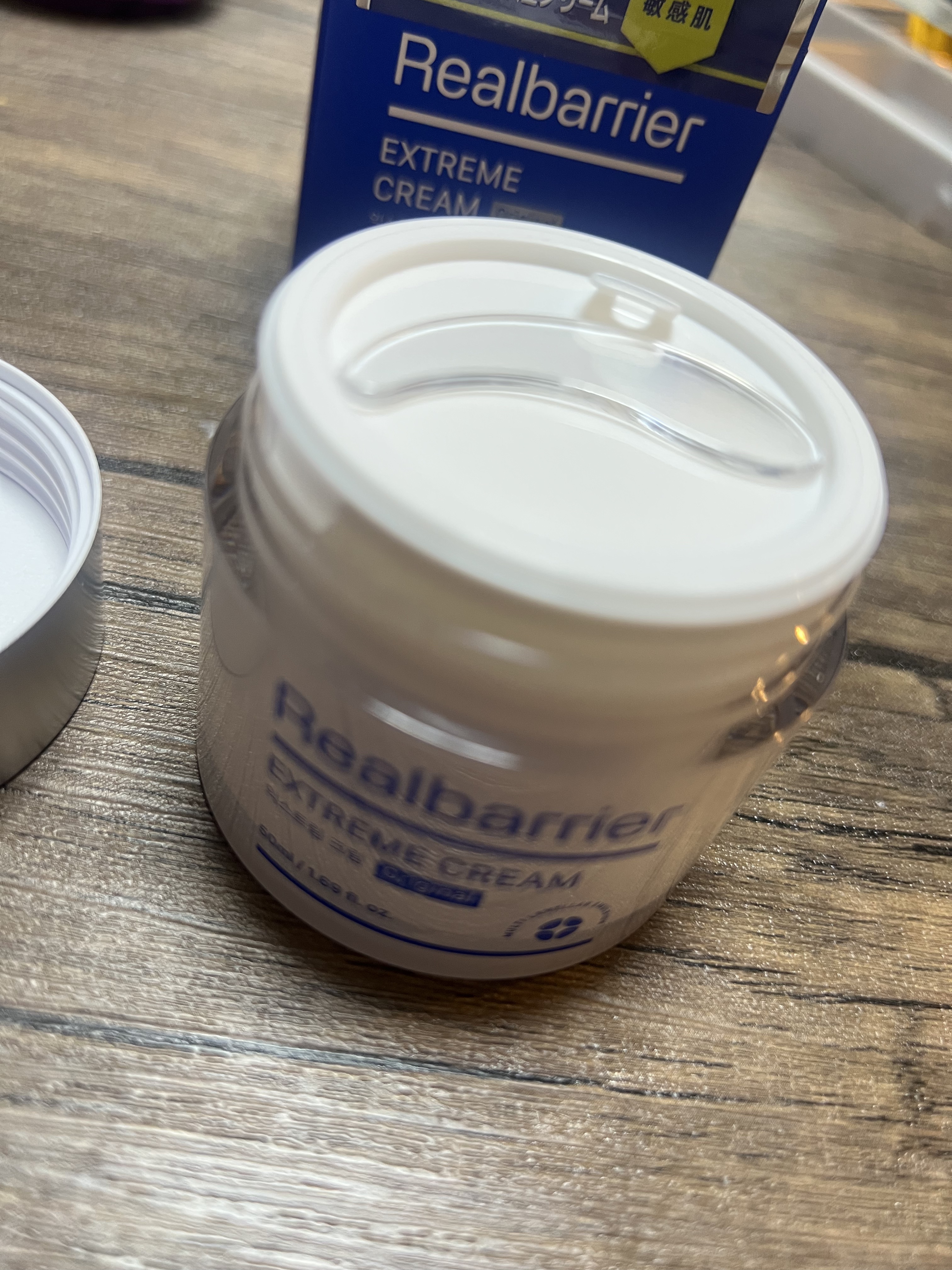 少し固めのテクスチャーではあるがベタベタしないのがいい。保湿もされ次の日の朝の調子も良い。少し匂いがあるが、特別きついわけではないので問題ない。続けて使用していく！