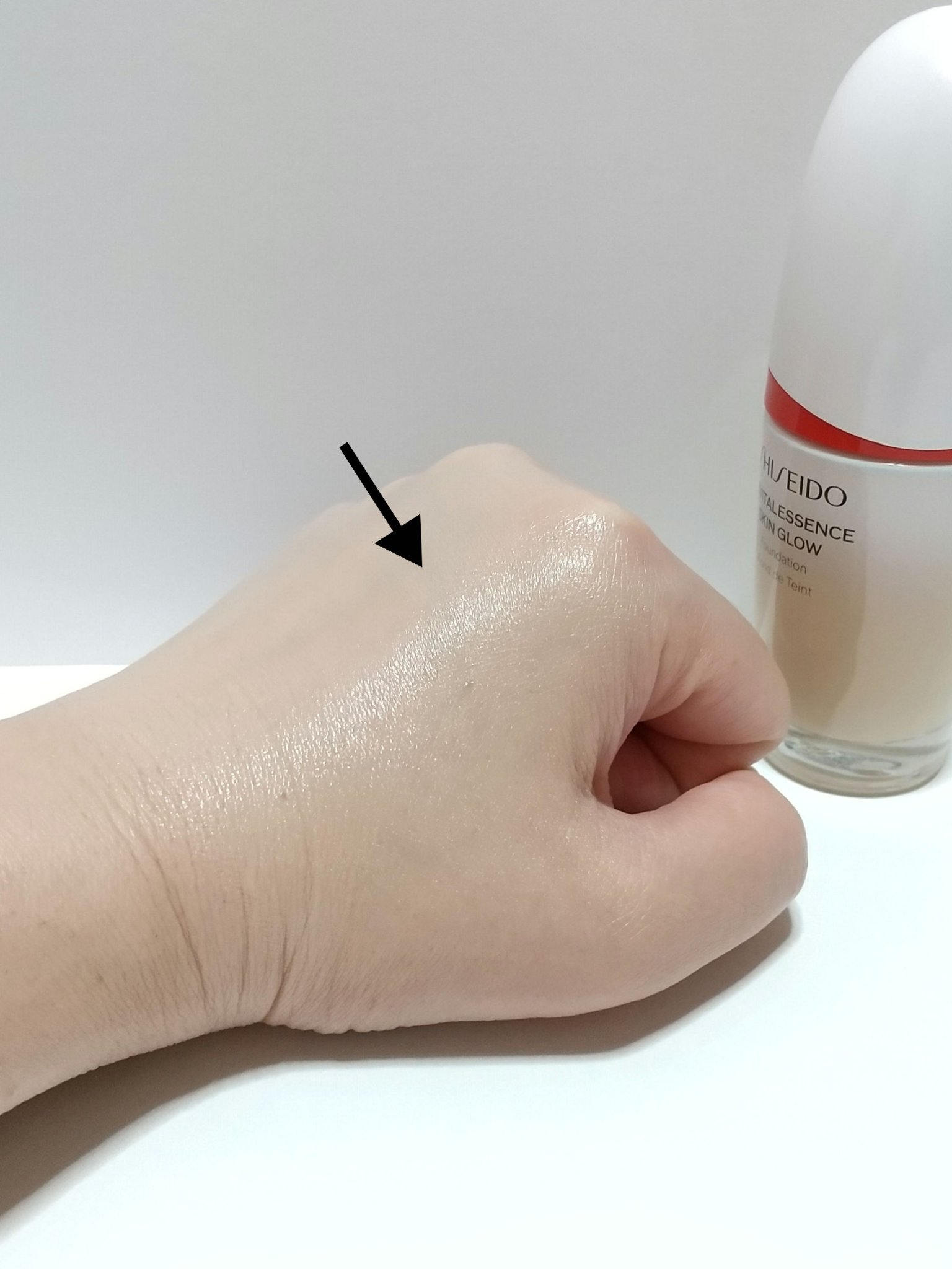 エッセンス スキングロウ ファンデーション 130 Opal/SHISEIDO/リキッドファンデーションを使ったクチコミ（3枚目）