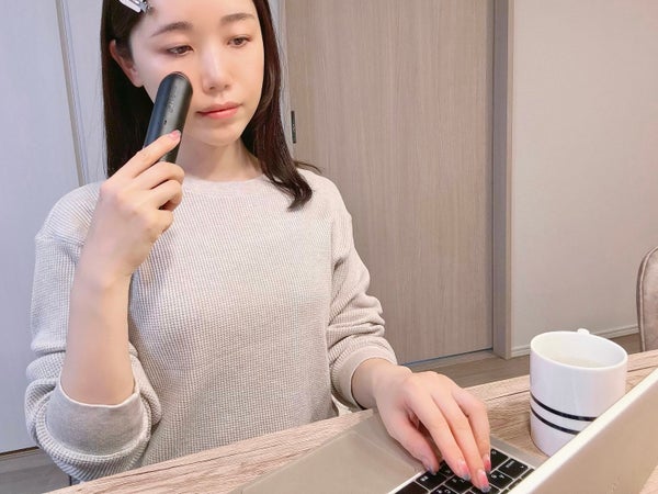 haruさんが美顔器を使っている様子