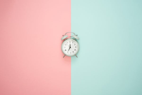 ピンクとブルーが背景の時計