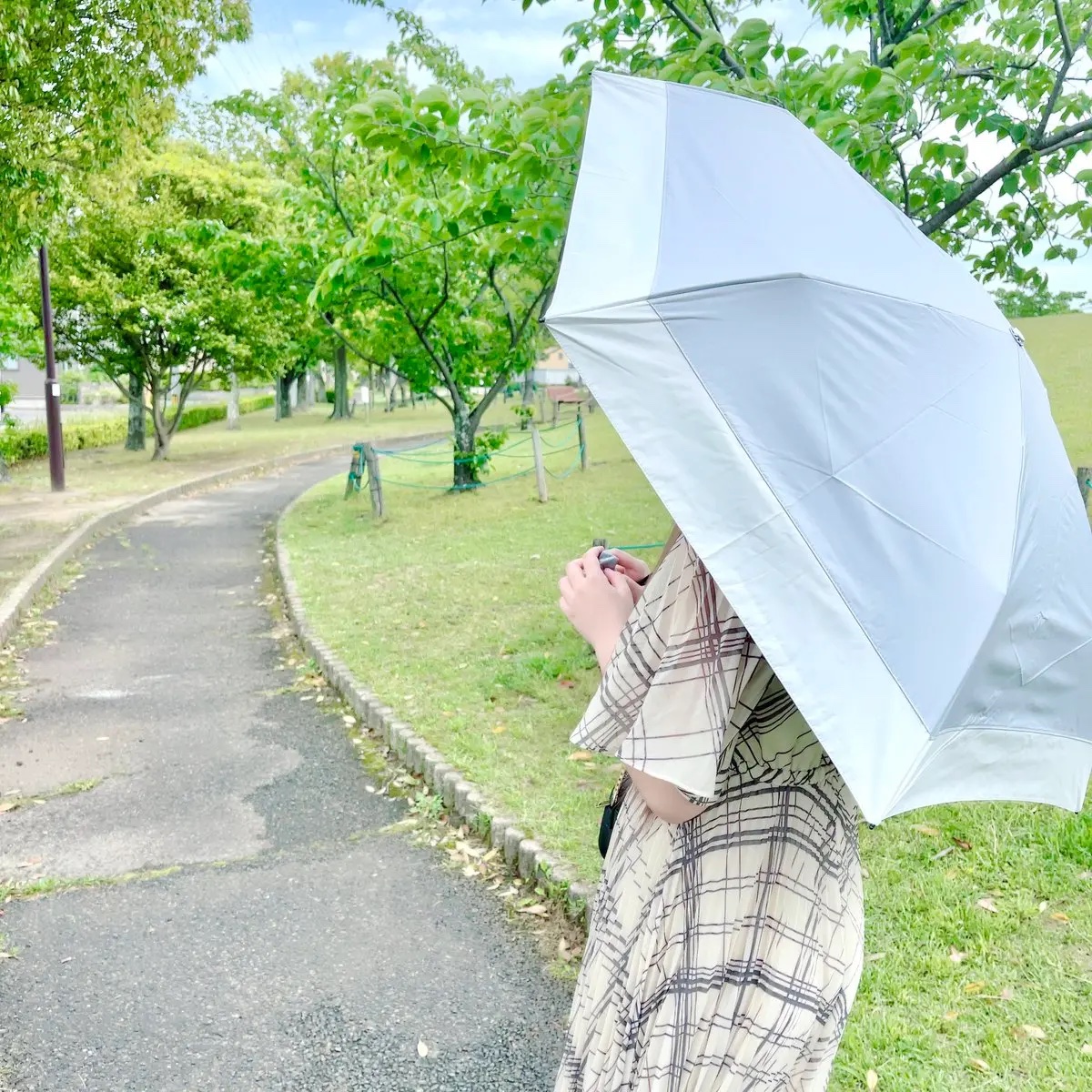 assaさんの素敵な日傘のご紹介🦭💞

シンプルな日傘だけど超多機能！
UV(紫外線)遮蔽率は99.99％以上！
日傘として最高レベルの効果があるんです
それだけでなく約20度温度の上昇を抑える遮熱効果も！
紫外線を塞ぎながら涼しい顔で