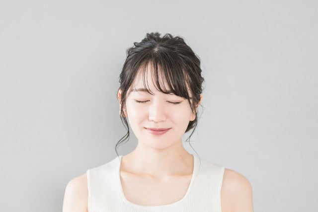 目をつぶっている女性