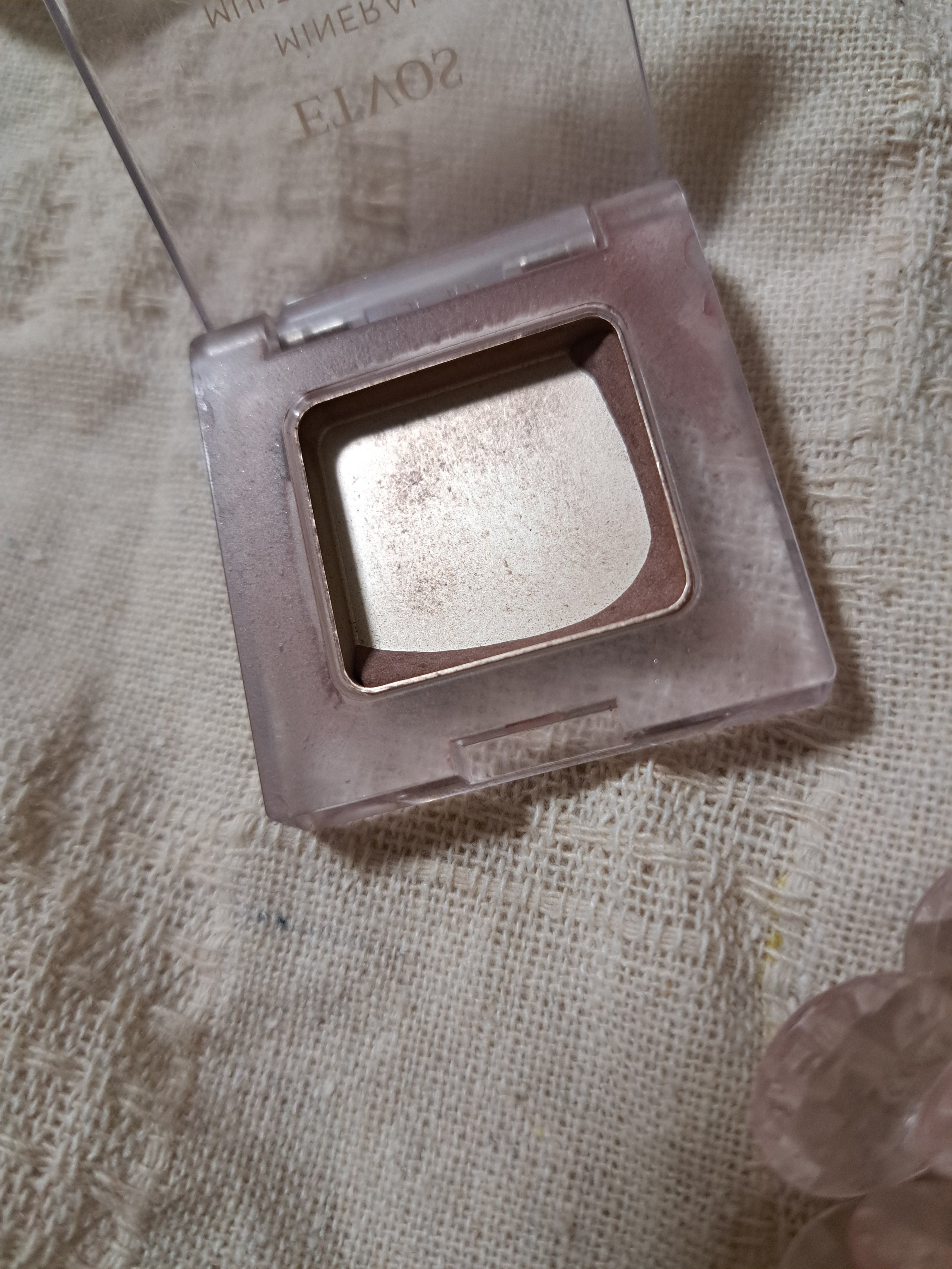 ミネラルマルチパウダー/エトヴォス/単色アイシャドウを使ったクチコミ（2枚目）