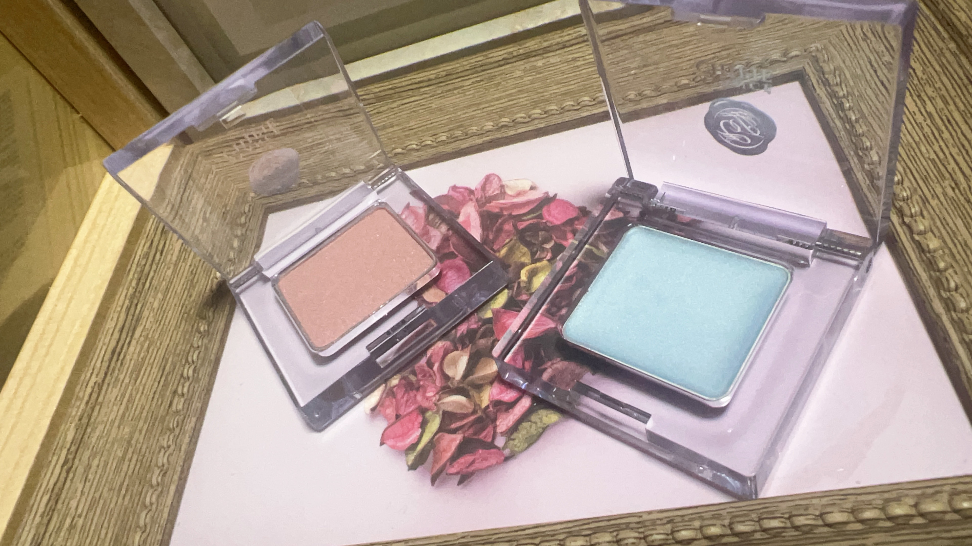 アヴァンセ シピエ アイズグラッセのクチコミ「
アヴァンセシピエアイズシリーズ塗ってみました💘


アイブロウショコラ 02 ハニーブラウン.....」（2枚目）