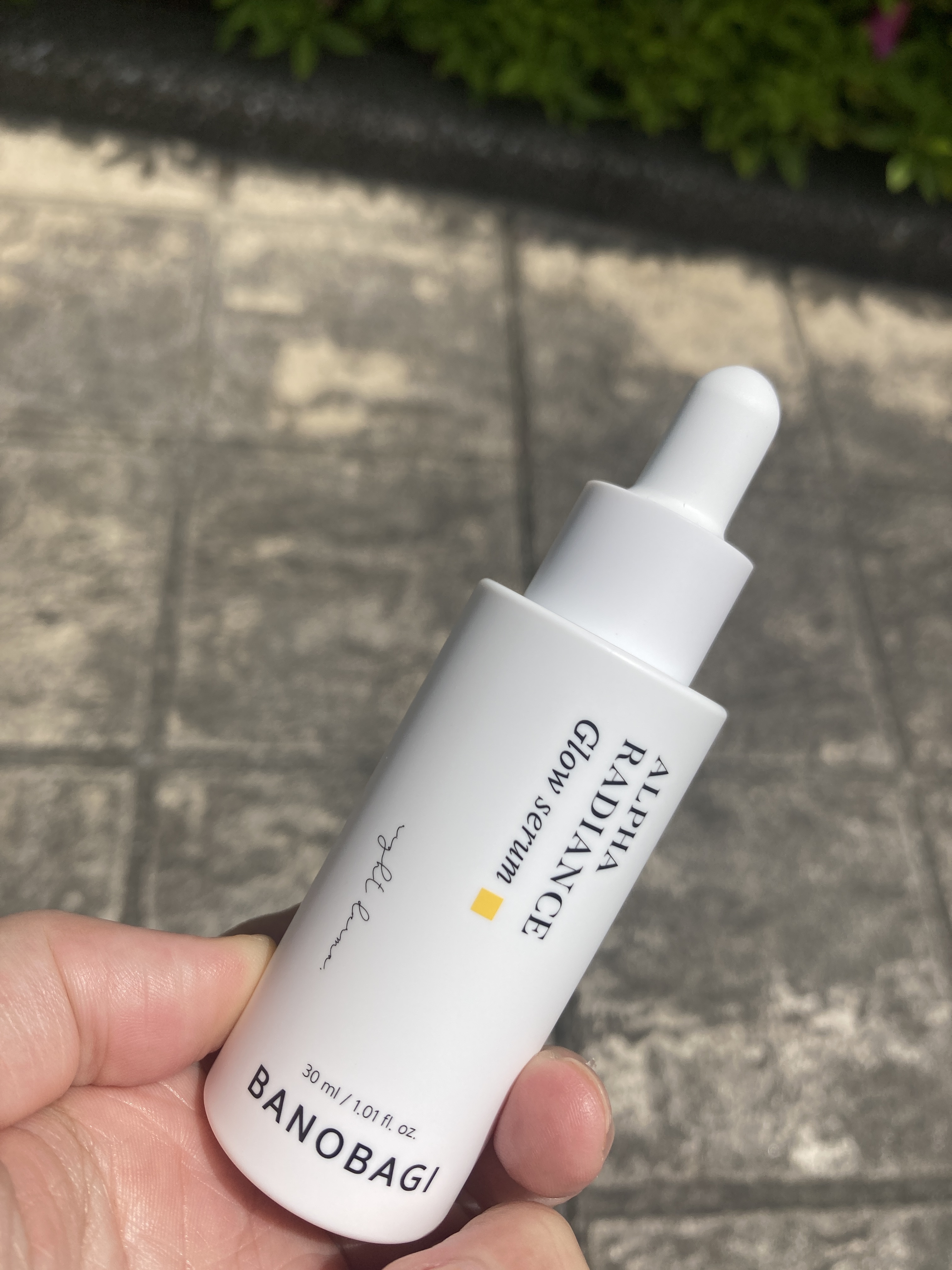 
【BANOBAGI アルファラディアンスセラム】
#PR #BANOBAGI

アルファアルブチンが20,000ppm配合されており、メラニンの生成を抑えてくれるのがポイント。

少し粘り気のあるテクスチャー。
べたつかず、ちょうど良いと