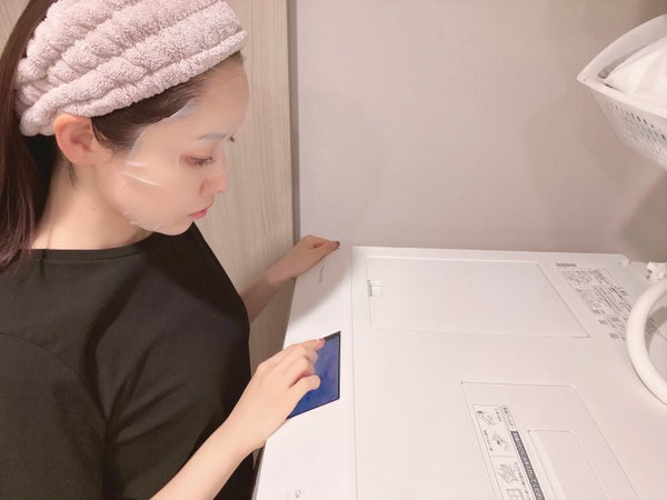 haruさんがパックをしながら家事をしている様子
