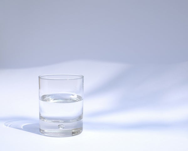 水が入ったグラス