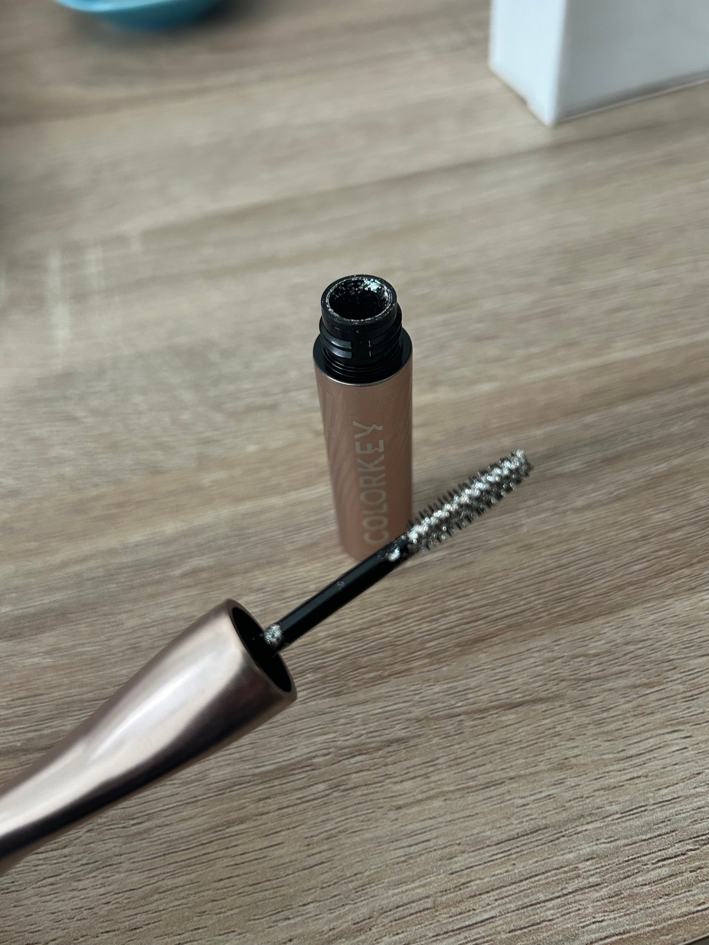 tea on LIPS 「COLORKEYC01海天星キラッキラのラメマスカラ特別な時に..」(2枚目)