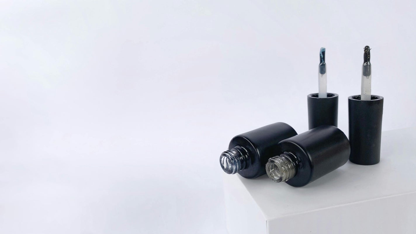 黒いパッケージのポリッシュ