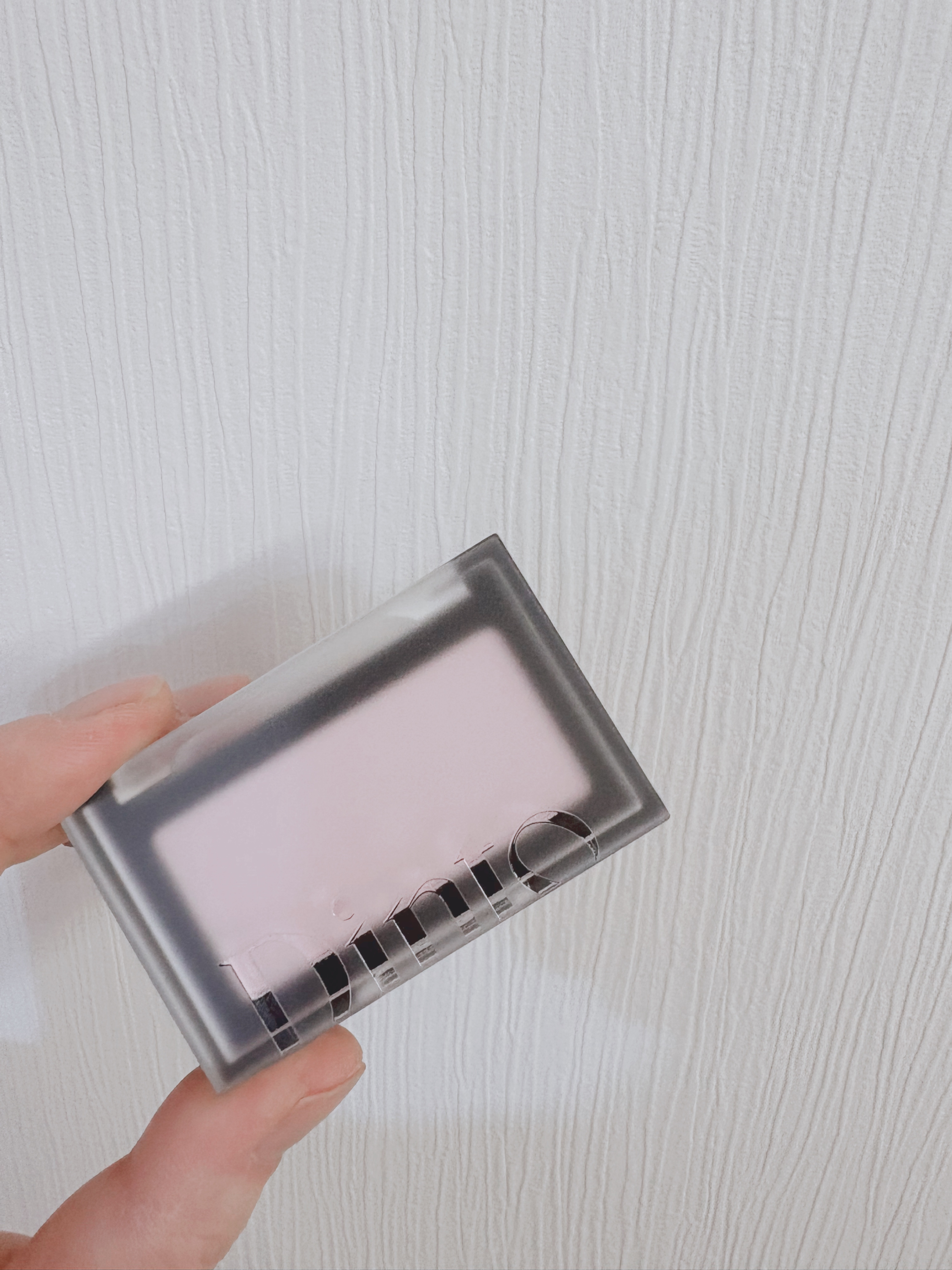 【コスメレビュー】

LIPSやInstagramによく出てくるふんわりチーク。
お値段的にも挑戦しやすく、だからこそ普段買わないカラーを選んでみました！


Dinto（ディント）
ブラーフィニシュブラッシャー
505 ブラッシュドニーチ