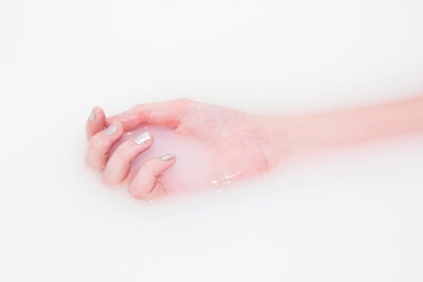 白く濁った液体に右手が浸かっている様子