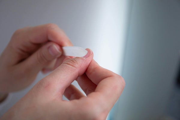 自爪をファイルでサンディングする様子