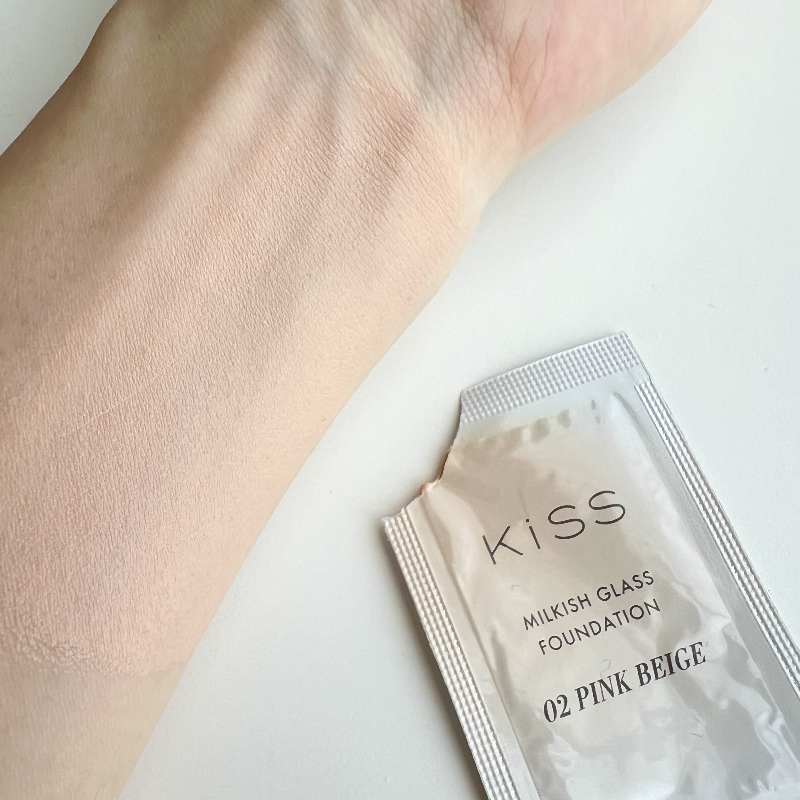 ミルキッシュガラスファンデ 02 ピンクベージュ/KiSS/リキッドファンデーションを使ったクチコミ（2枚目）