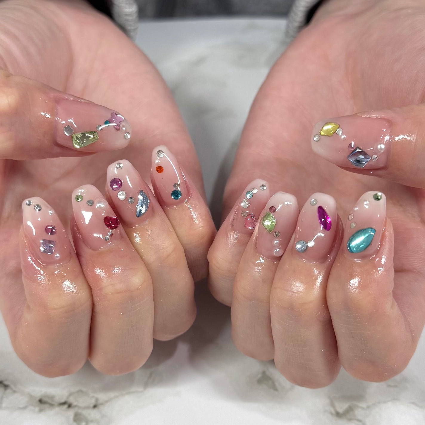 かなちい🐻フォロバ100% on LIPS 「宝石箱ネイル💅💎✨💖#透け感宝石ネイル#ジェルネイル#セルフネ..」(1枚目)