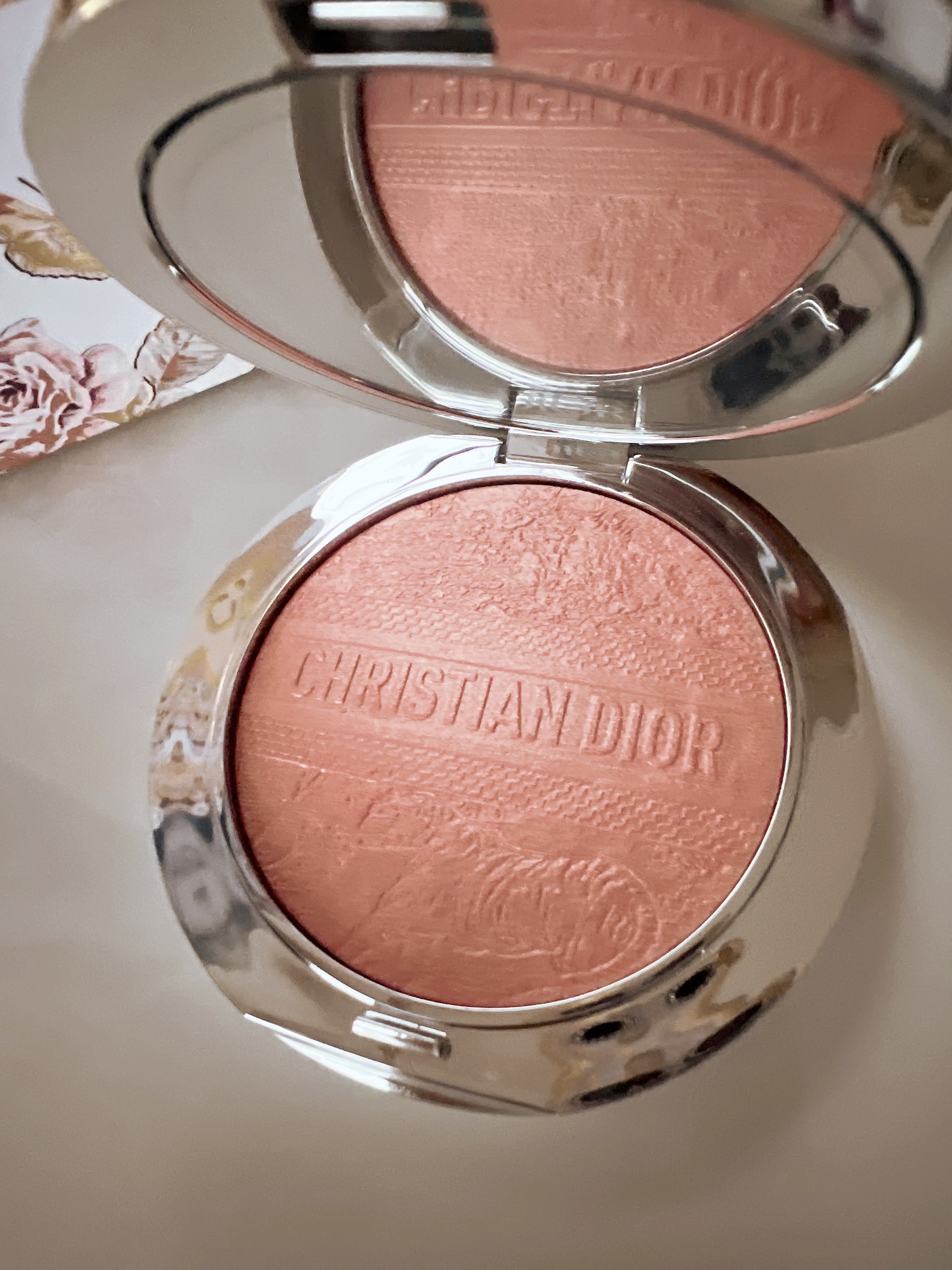 ディオールスキン フォーエヴァー グロウ ルミナイザー（サマー コレクション 2025 限定品） 004 コーラル グロウ/Dior/ハイライトを使ったクチコミ（2枚目）