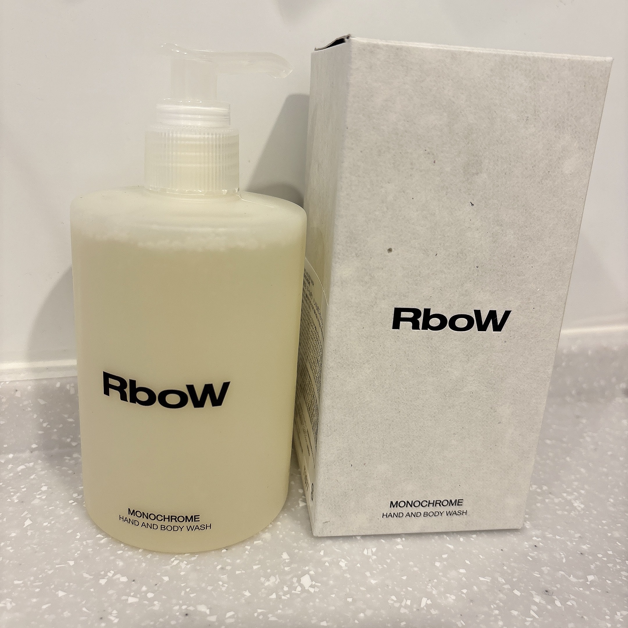 RboW ハンドアンドボディウォッシュ - MONOCHROMEのクチコミ「フレッシュフローラルな香りが心地よく、朝でも夜でもリラックスして使うことができるところが気に入.....」（1枚目）