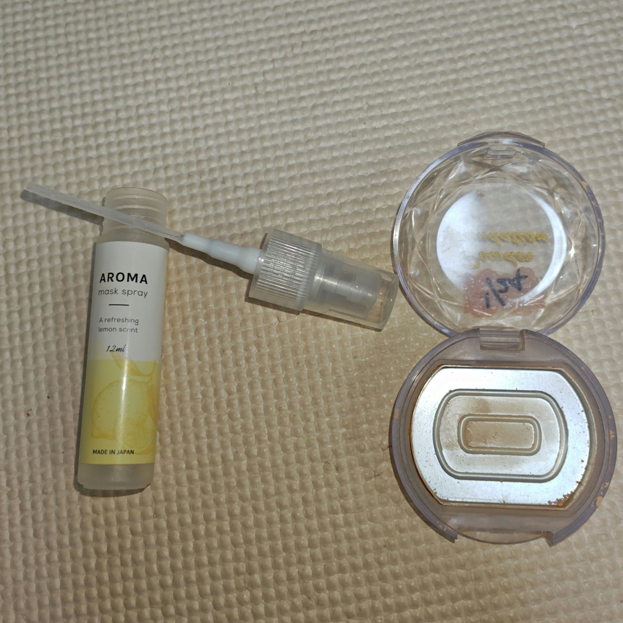 DAISO パウダーファンデーションDのクチコミ「今回は使い切りの投稿です。どちらもDAISOの商品です。
左側が、マスクにアロマ除菌スプレーレ.....」（1枚目）