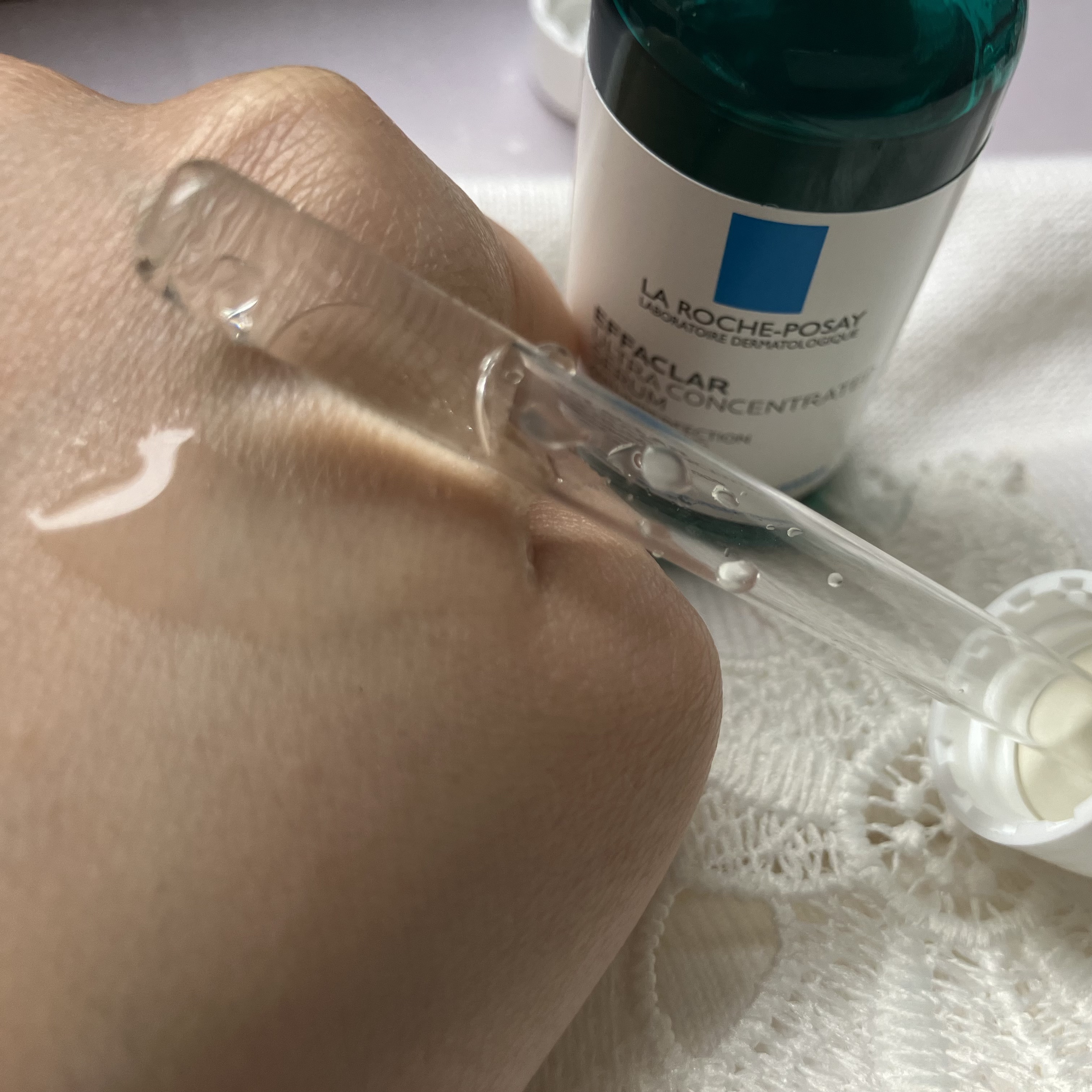 🫧🐰ラロッシュポゼ　エファクラ ピールケア セラム🐰🫧


🪞テクスチャー、使用感

テクスチャはとろみが強く、肌がセラムを吸い込むように馴染み、肌全体がピンッと張ったように感じます✨
ざらつき、ゴワツキがなくなるよう