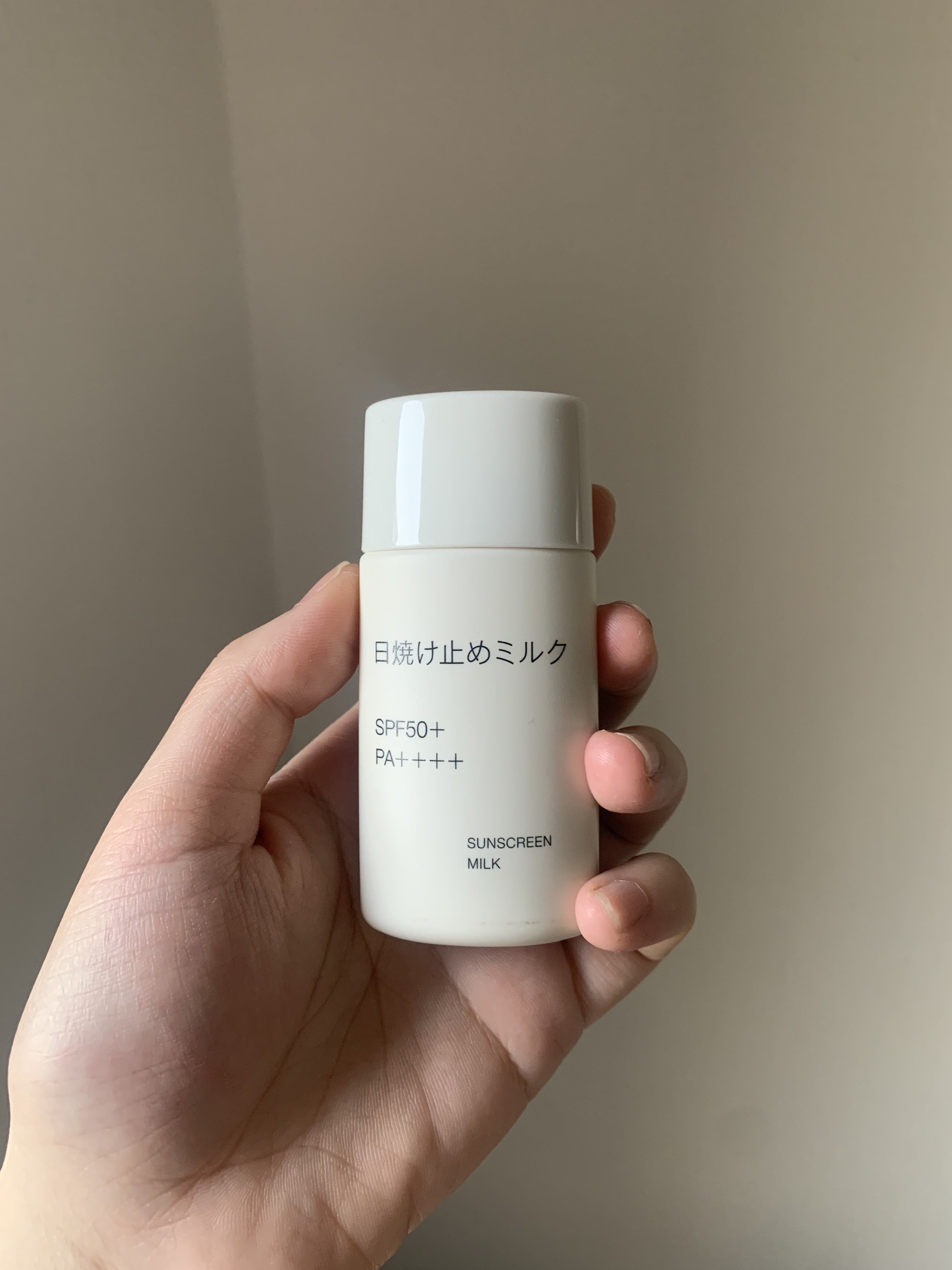 成分がいいらしくて気になって購入🛒

しっとりしててスキンケア
みたいに塗れます！
塗り心地も重くなくて、
色も白浮きまでは
いかないくらいの白さで
使いやすいです🪿

ただ、しっとりしすぎて
ツヤっぽい仕上がりなので
皮脂抑える系のア