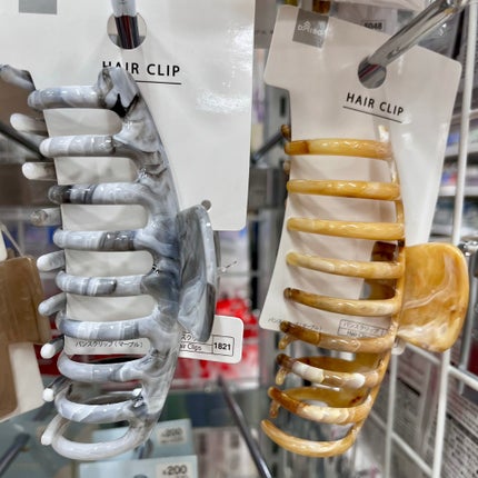 DAISO バンスクリップのクチコミ「DAISOでみつけたヘアクリップ。
べっこう?マーブル?模様の
大きめなヘアクリップ。
夏.....」(3枚目)