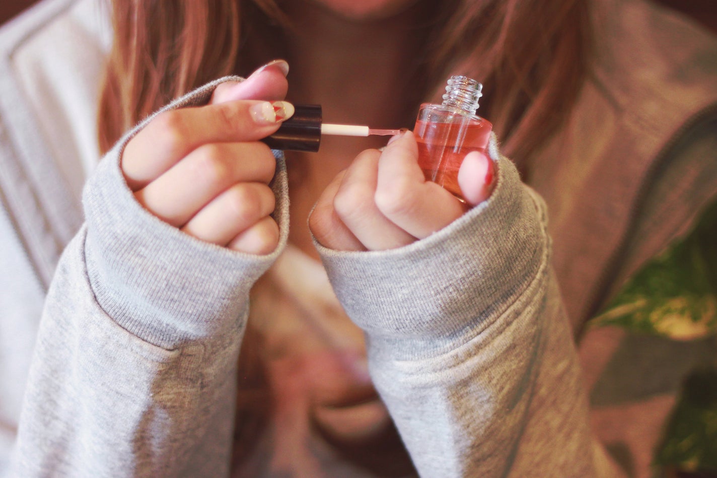 爪の根元にオイルを塗る手元