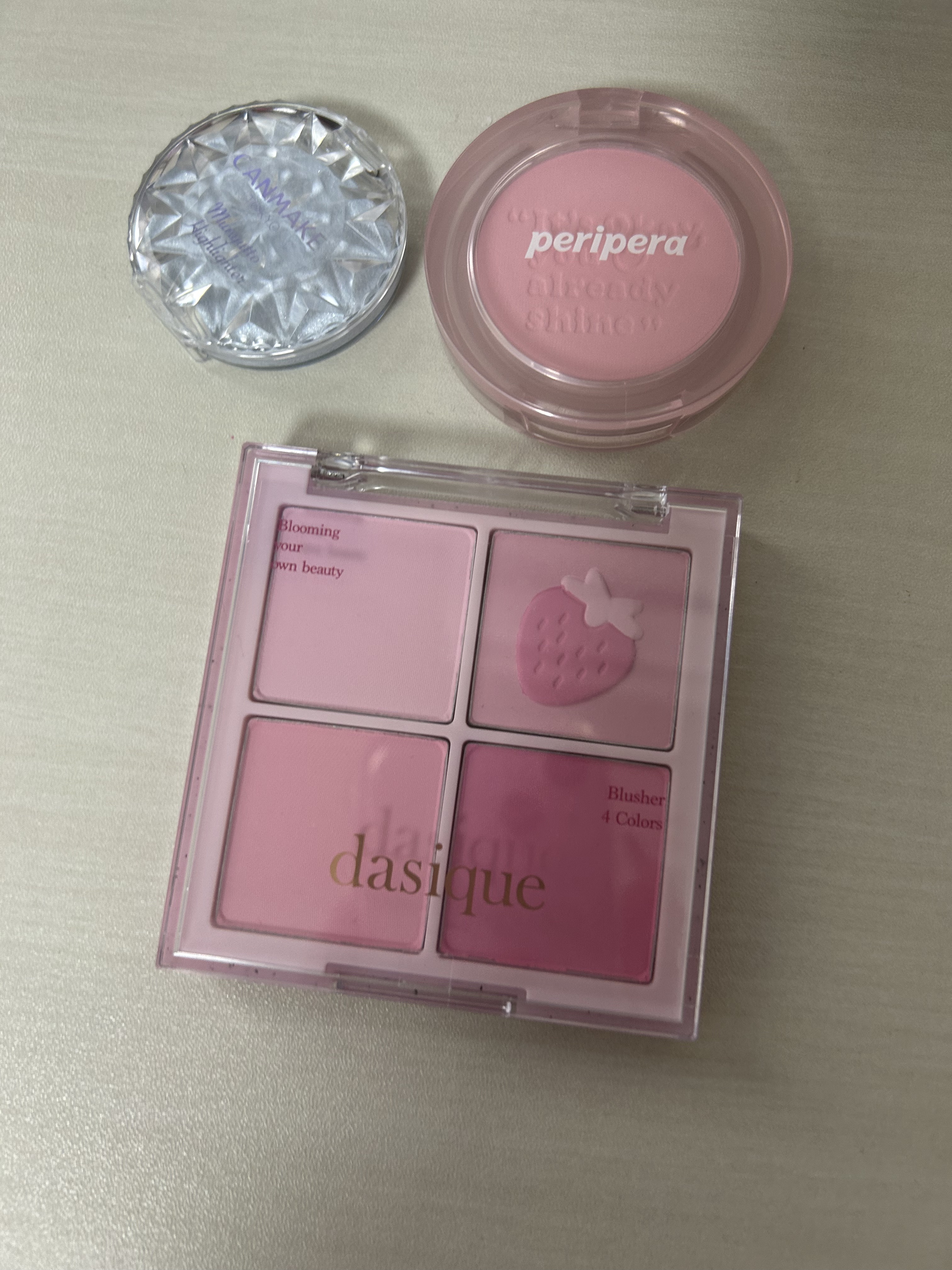 グラスティングカラーグロス 04（『たまごっち』デザイン）/rom&nd/リップグロスを使ったクチコミ（3枚目）