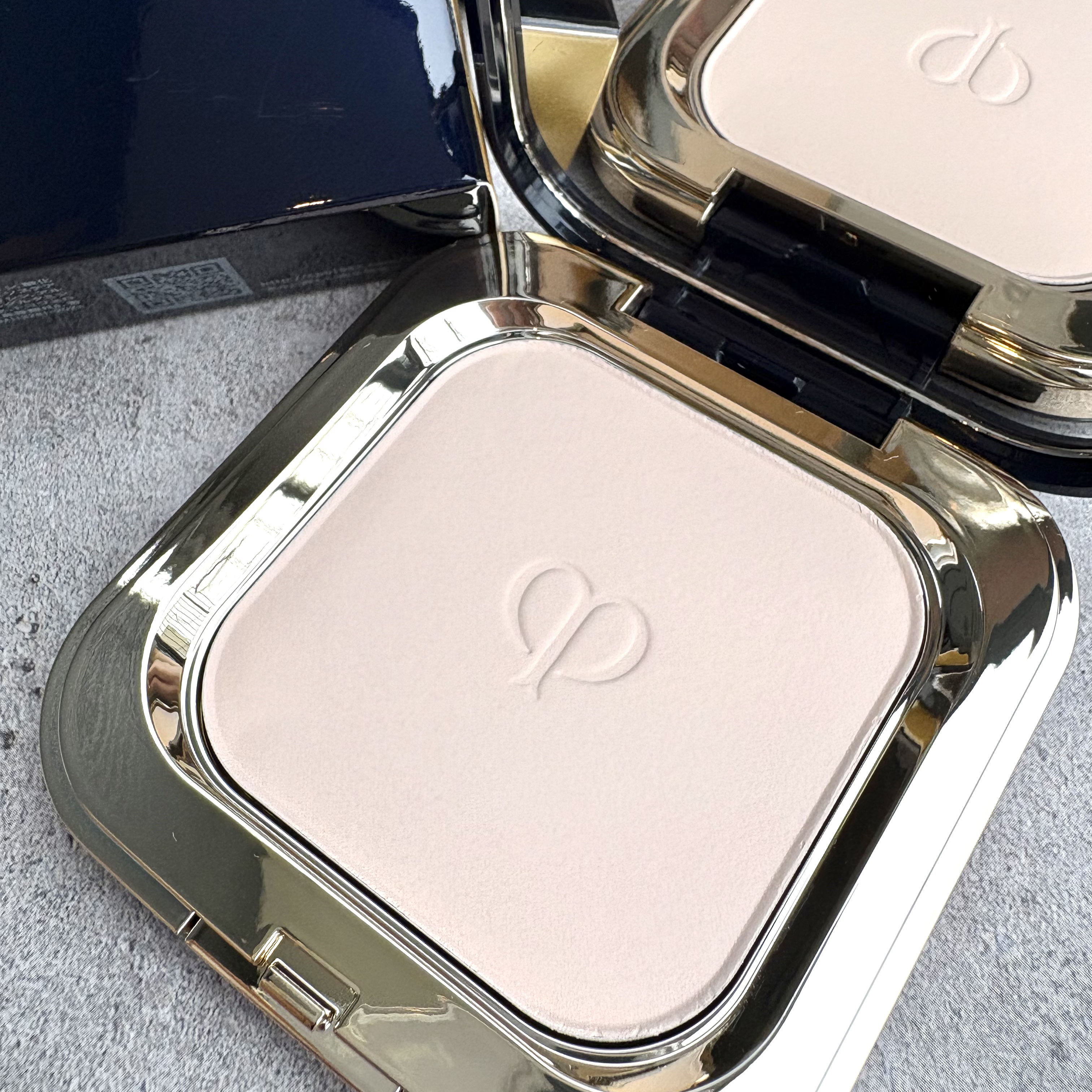 プードルコンパクトエサンシエルｎ/クレ・ド・ポー ボーテ/プレストパウダーを使ったクチコミ（2枚目）