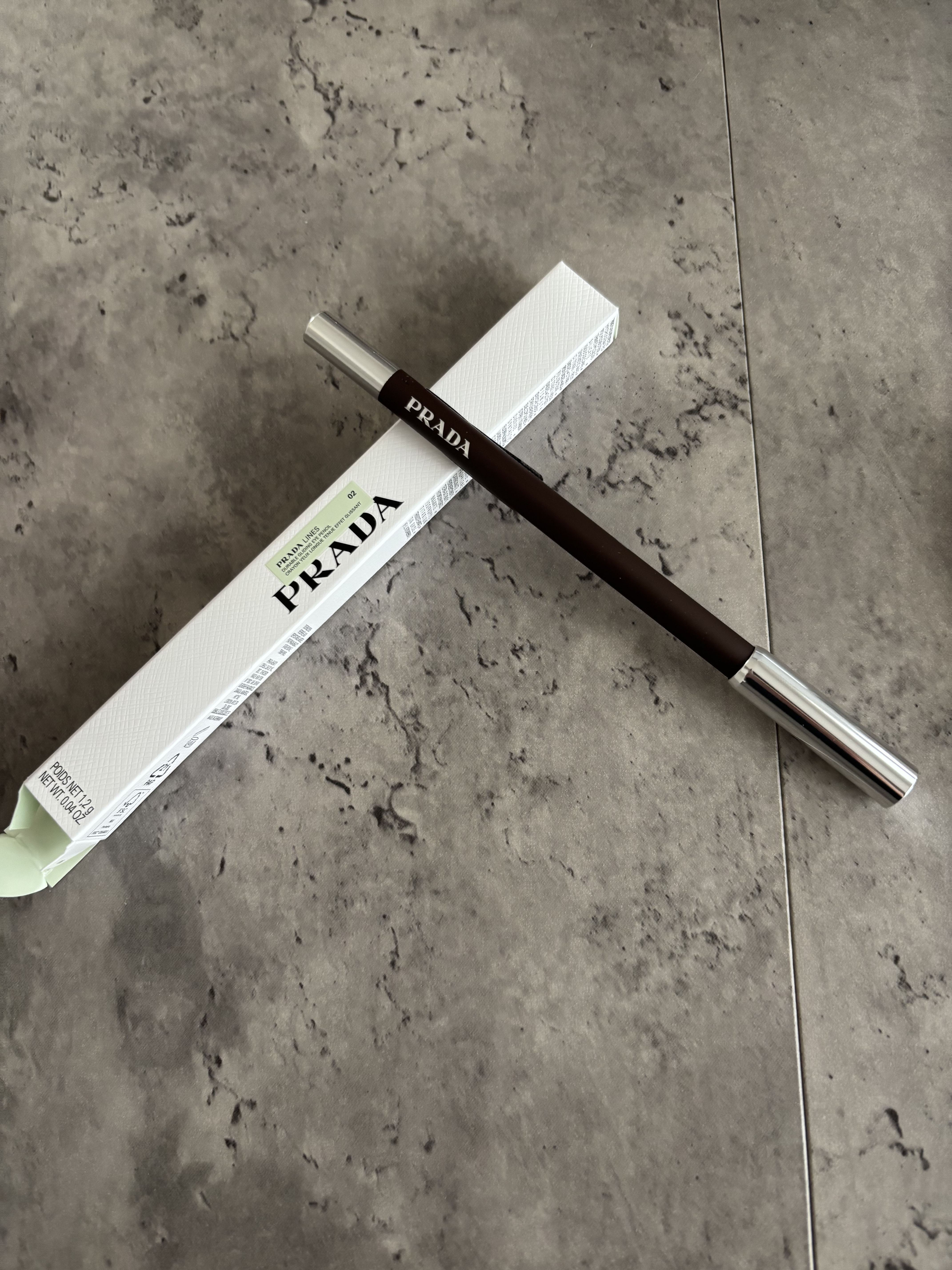 ラインズ デュラブル グライディング アイペンシル/PRADA BEAUTY/ペンシルアイライナーを使ったクチコミ（1枚目）