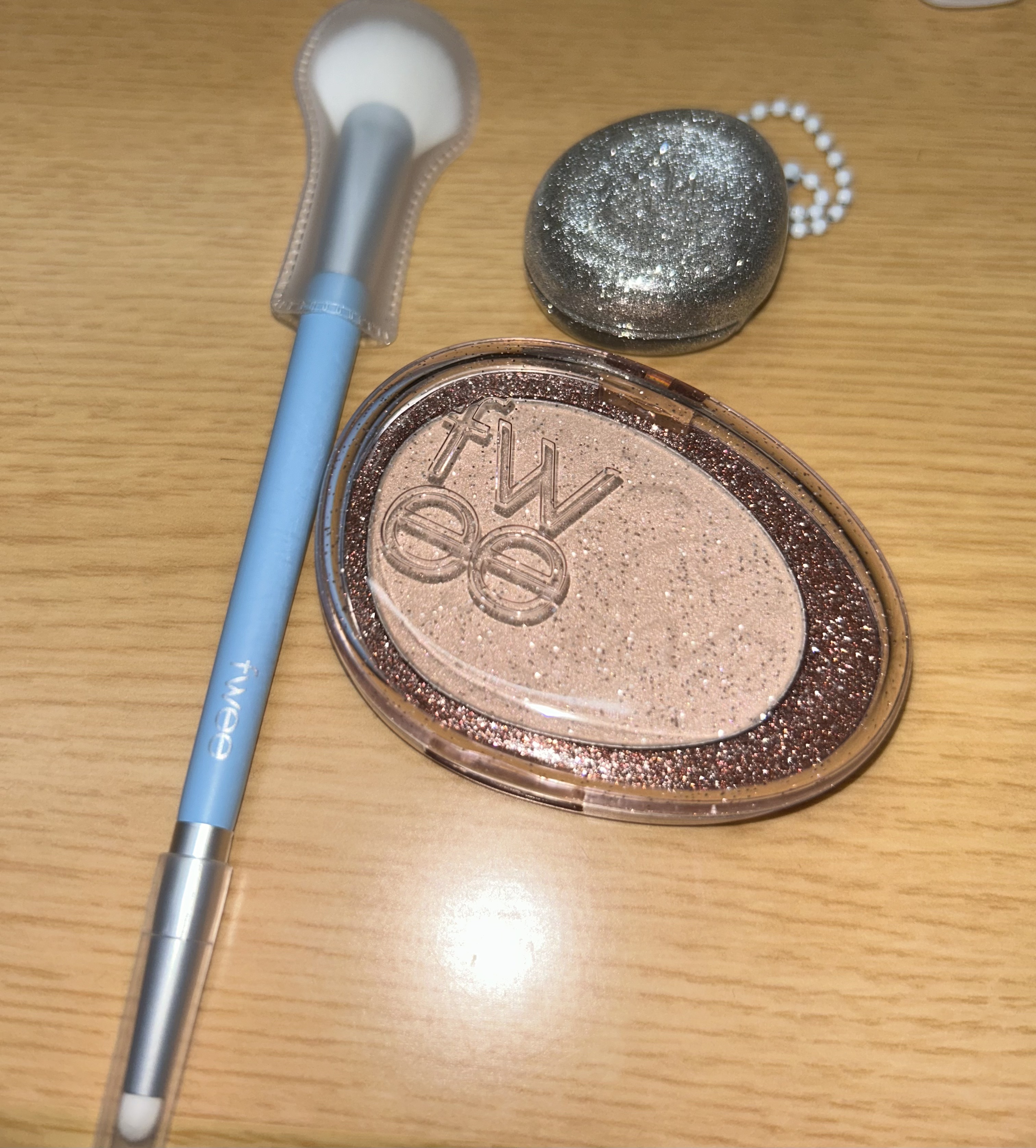 フィー グリッツストーンハイライター HL09 ラブクォーツ/fwee/パウダーハイライトを使ったクチコミ（1枚目）