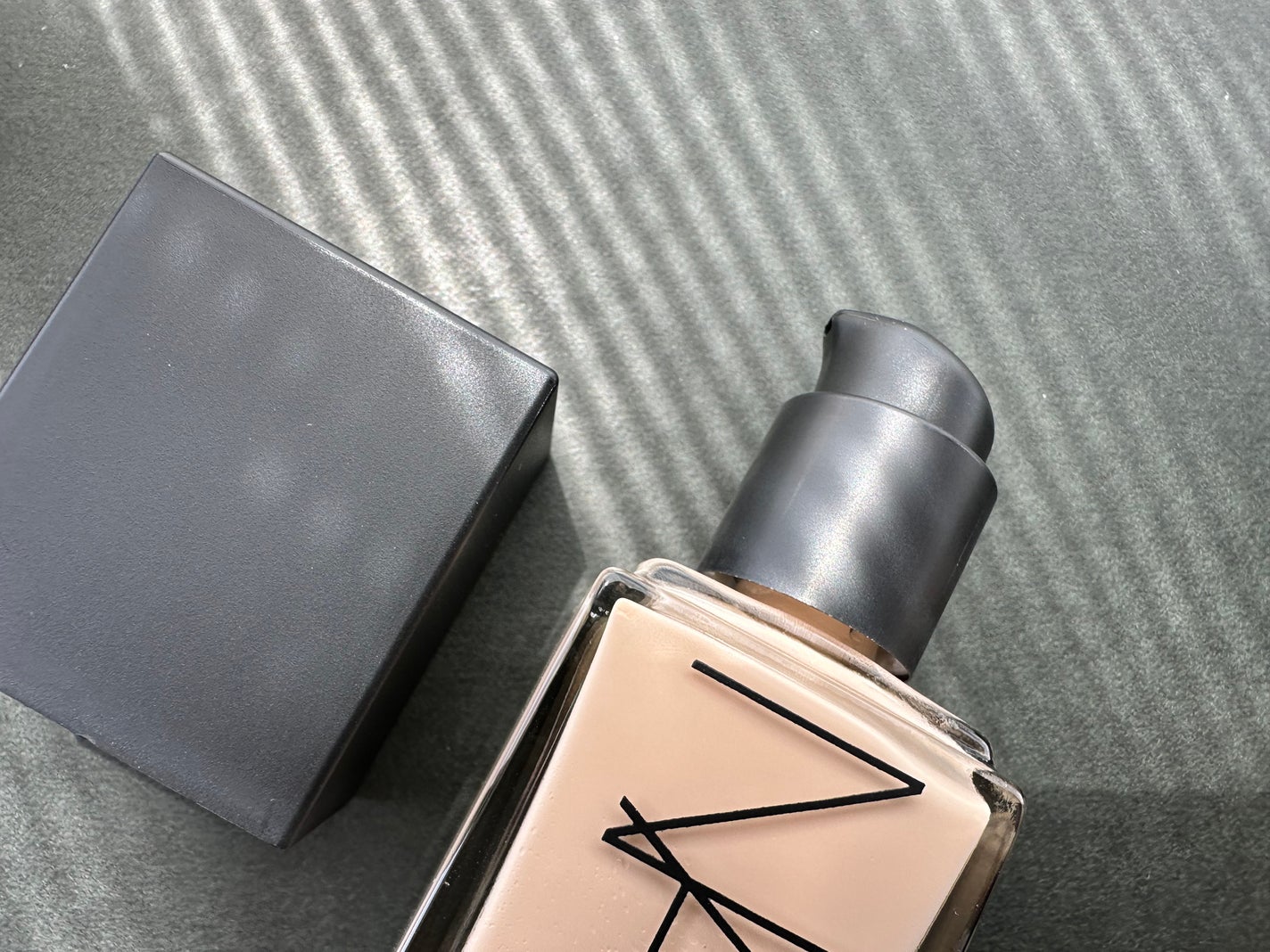 ライトリフレクティング ファンデーション/NARS/リキッドファンデーションを使ったクチコミ(2枚目)